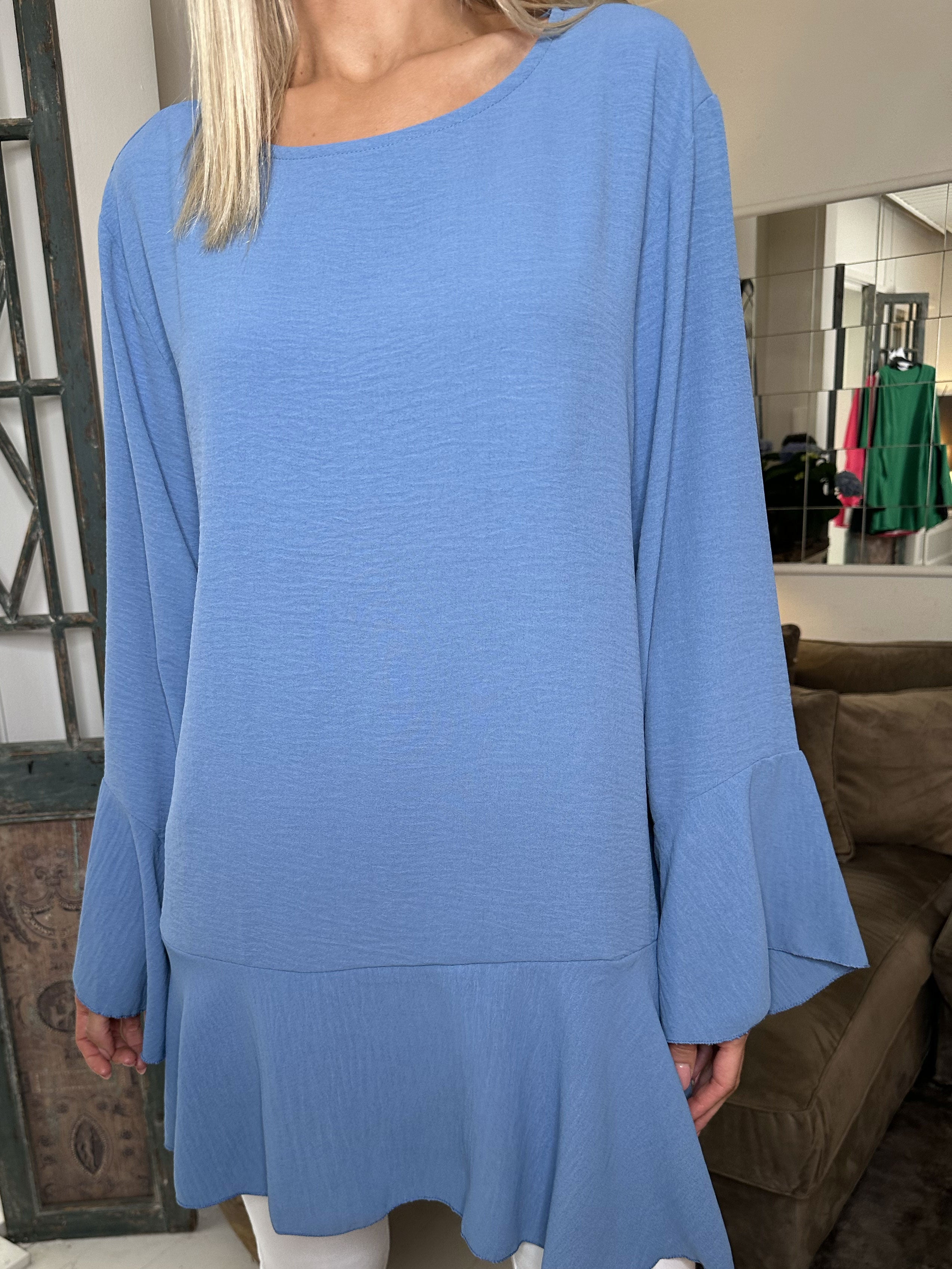 Linja - Sød bluse med flæs på ærmet