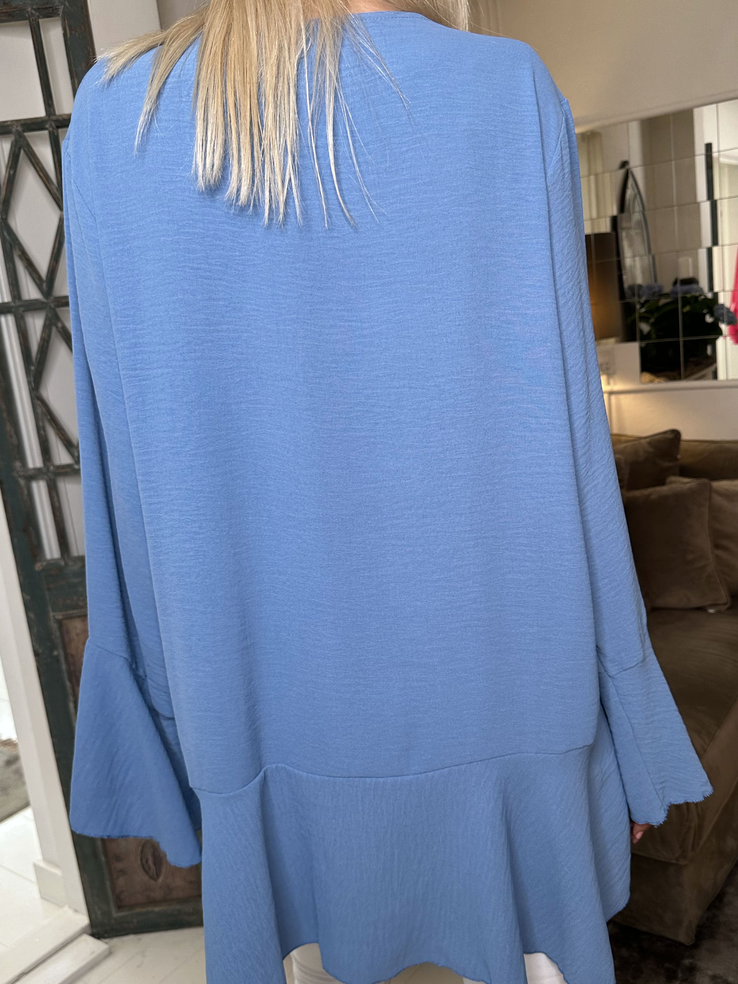 Linja - Sød bluse med flæs på ærmet