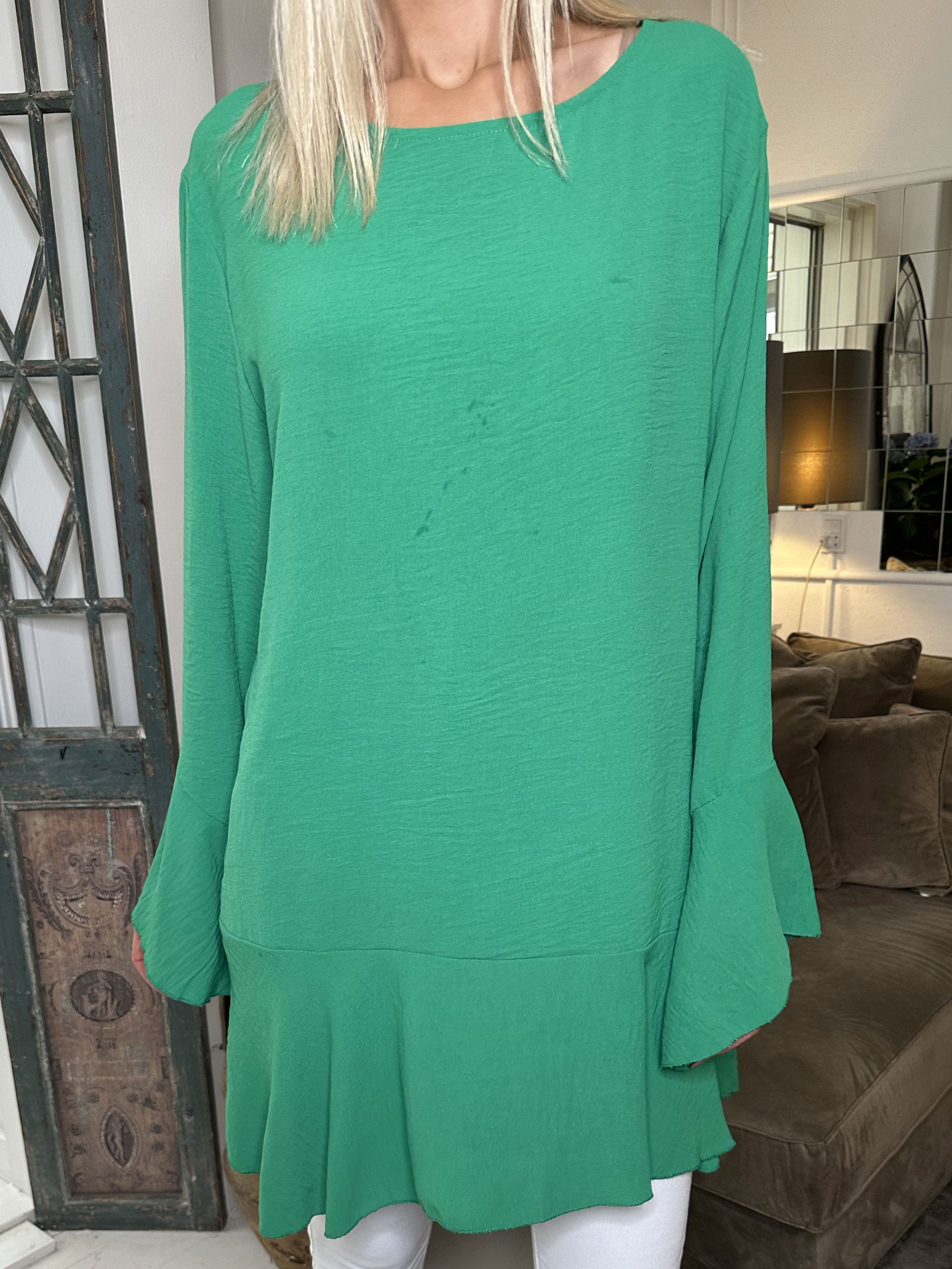 Linja - Sød bluse med flæs på ærmet