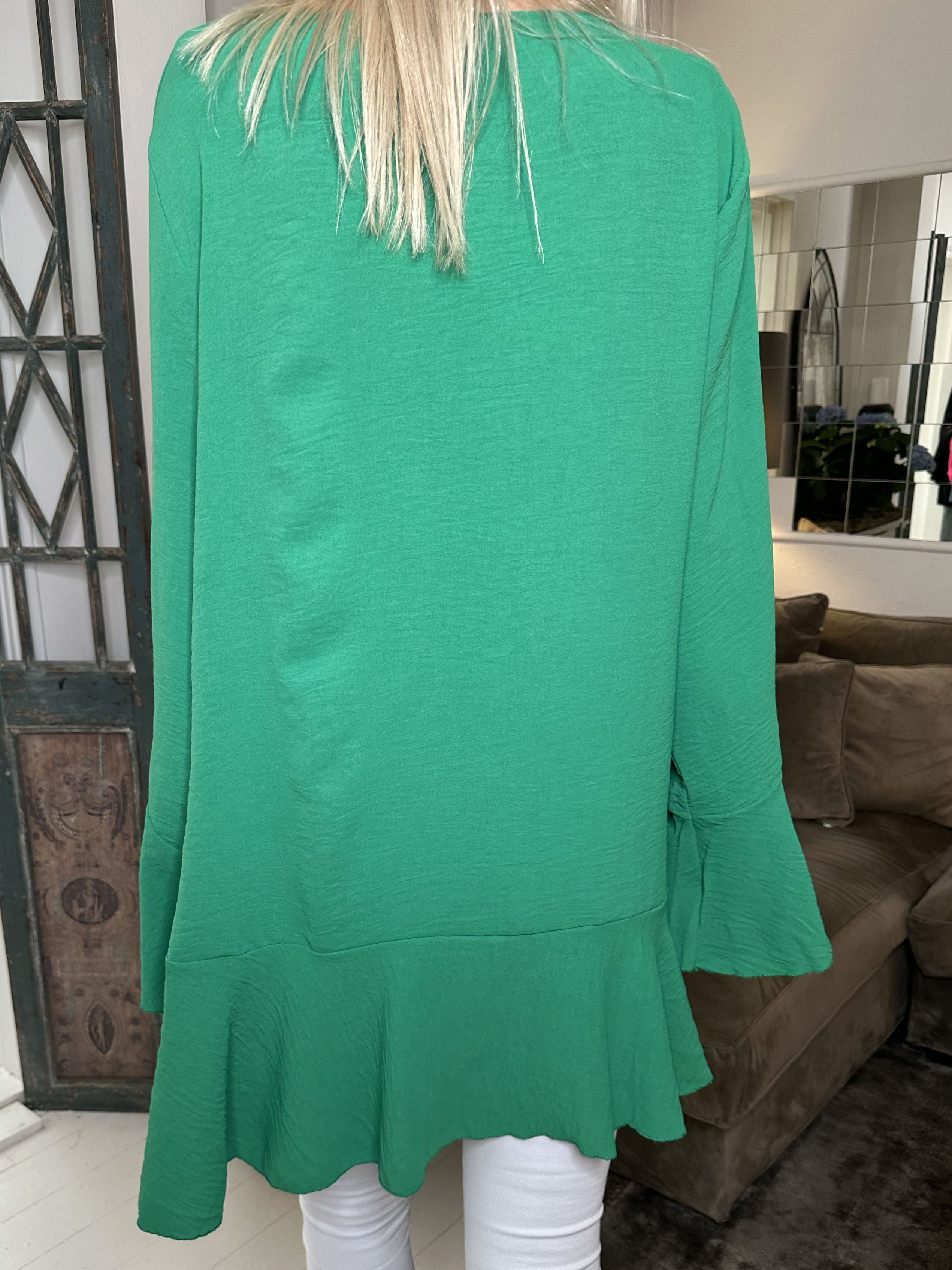 Linja - Sød bluse med flæs på ærmet