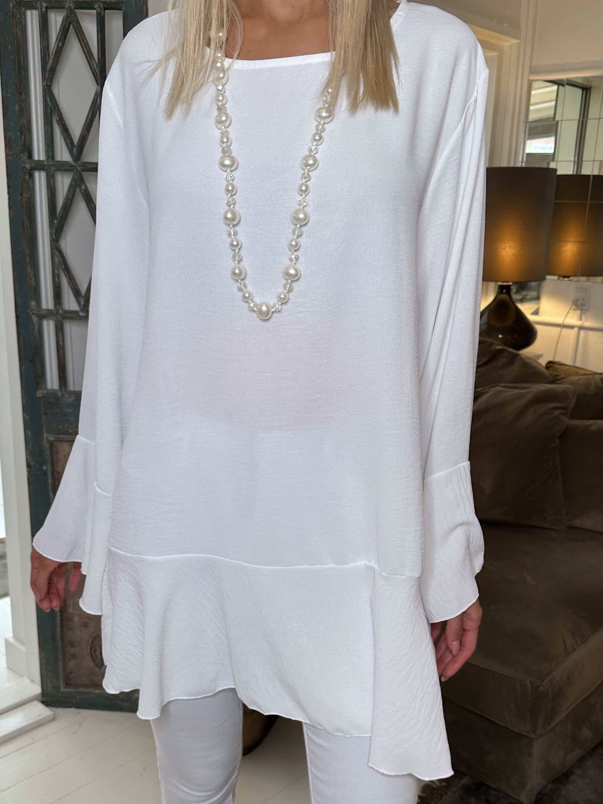 Linja - Sød bluse med flæs på ærmet