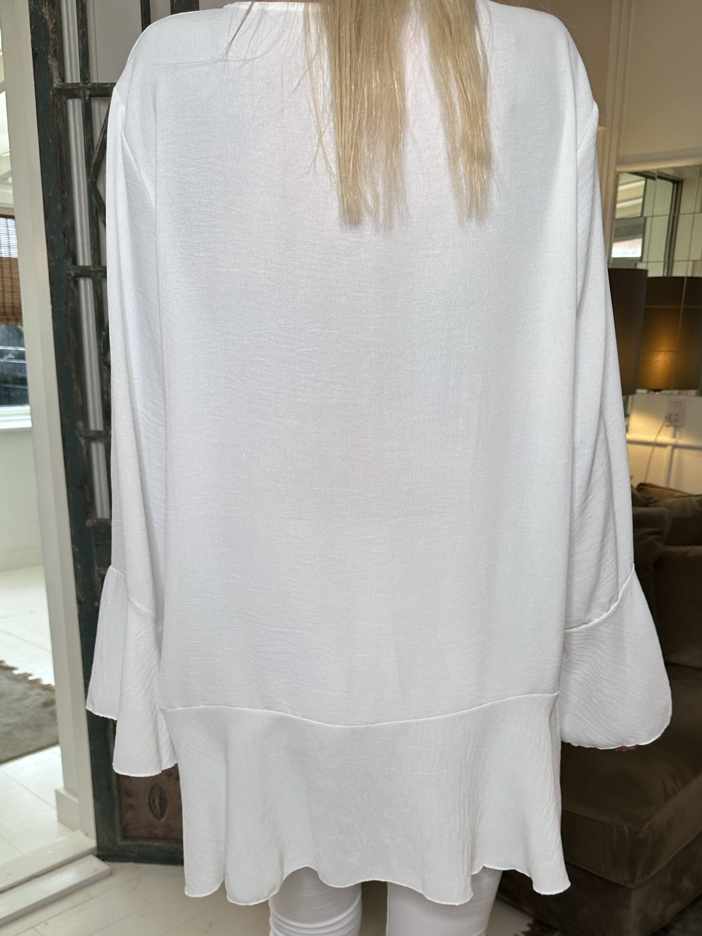 Linja - Sød bluse med flæs på ærmet