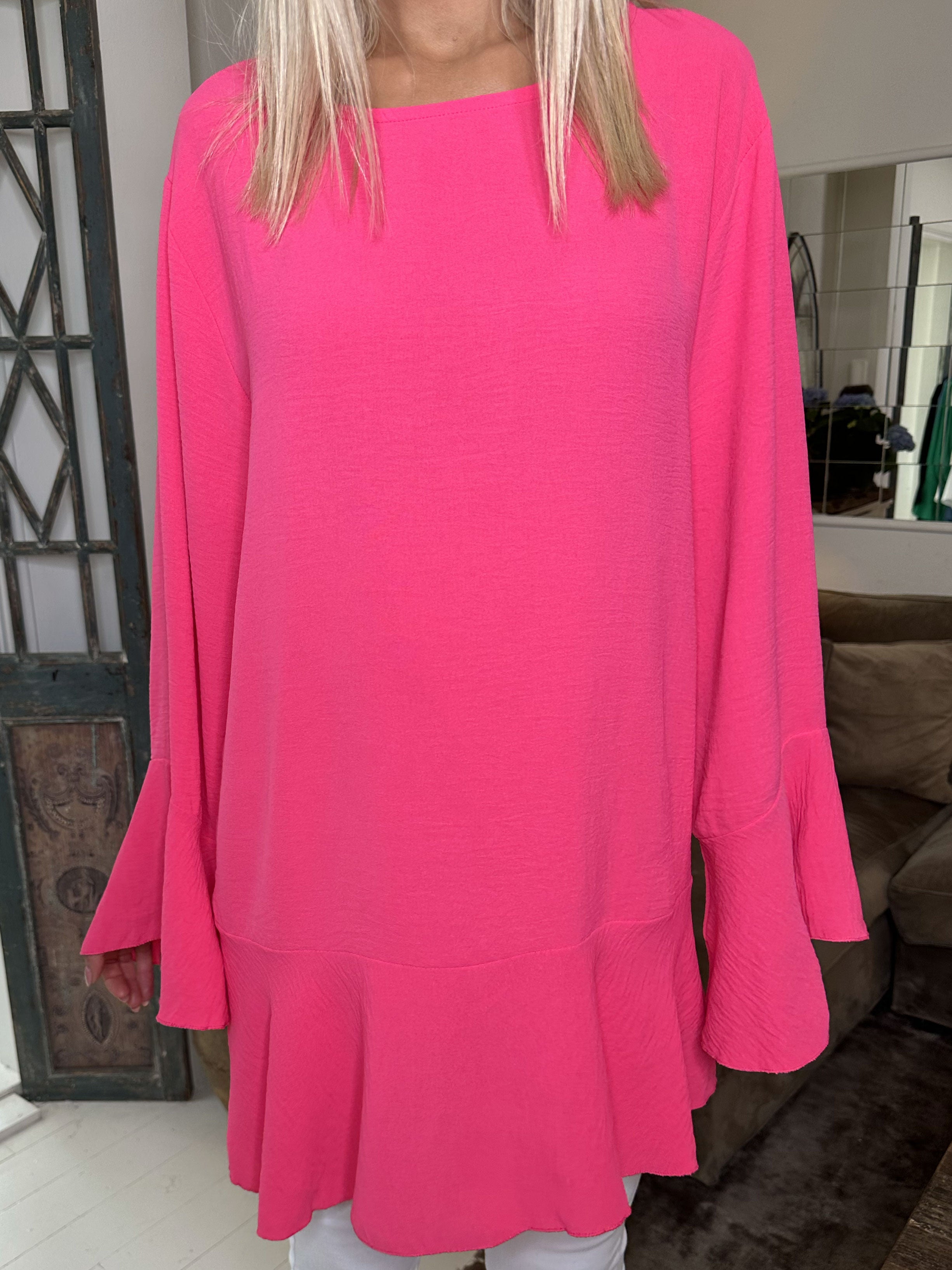 Linja - Sød bluse med flæs på ærmet