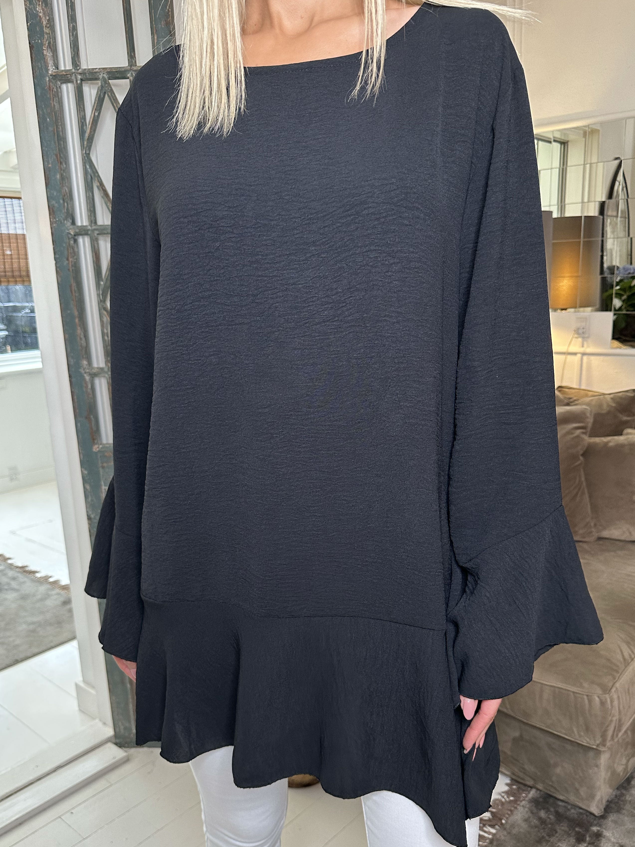 Linja - Sød bluse med flæs på ærmet