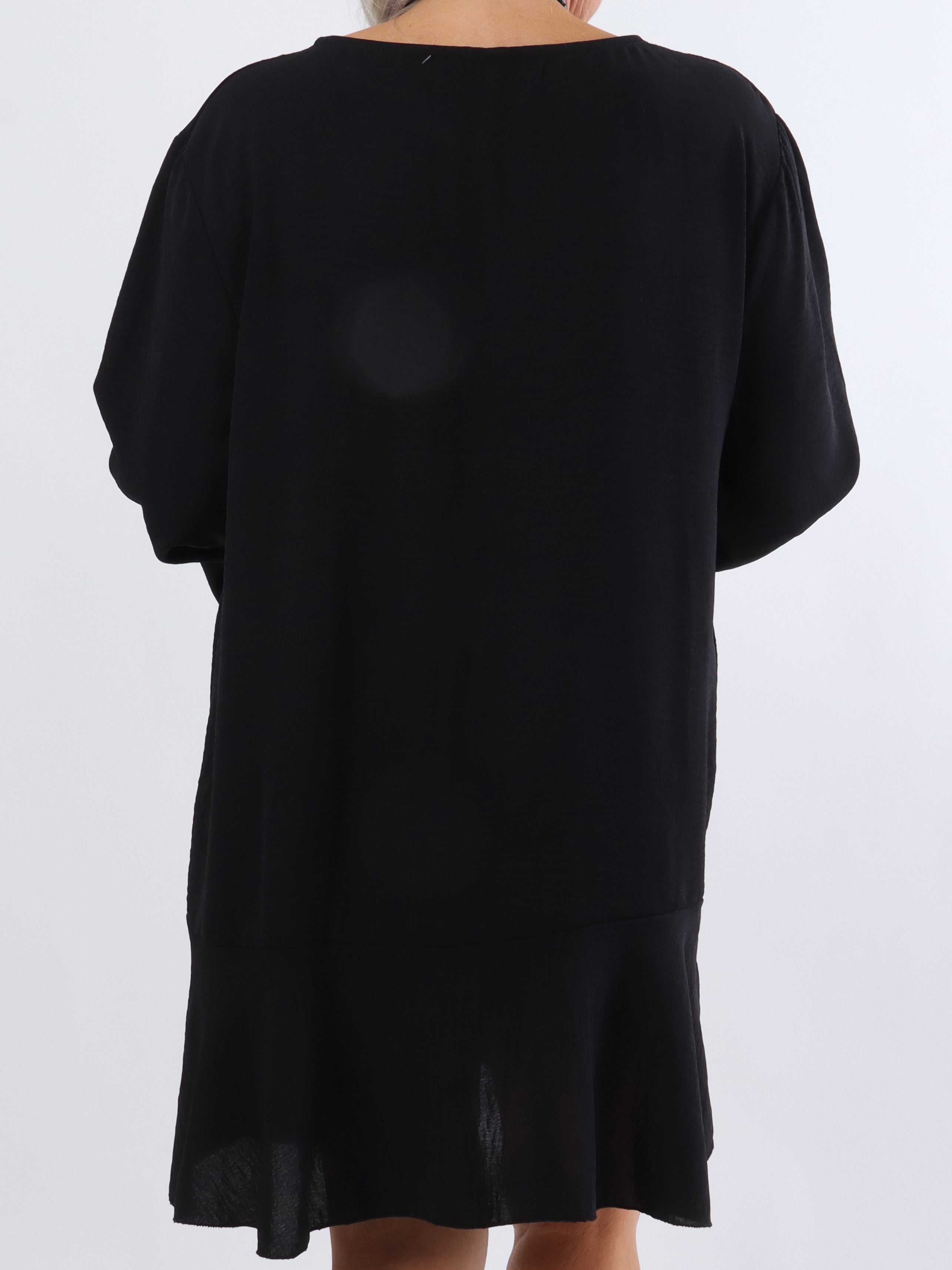 Linja - Plus size bluse med flæse på ærmet