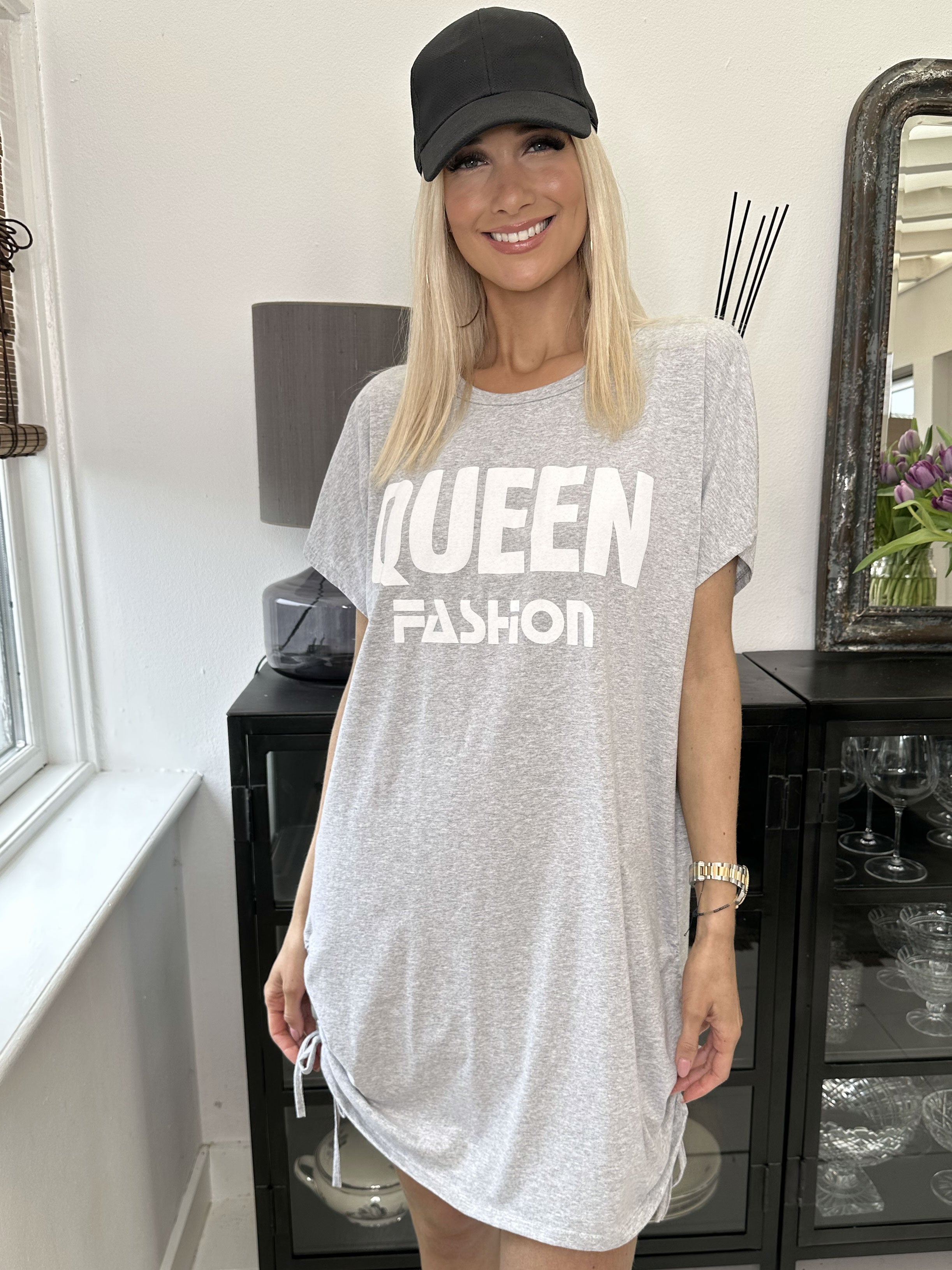Linnea - T-shirt kjole med tekst og snøre