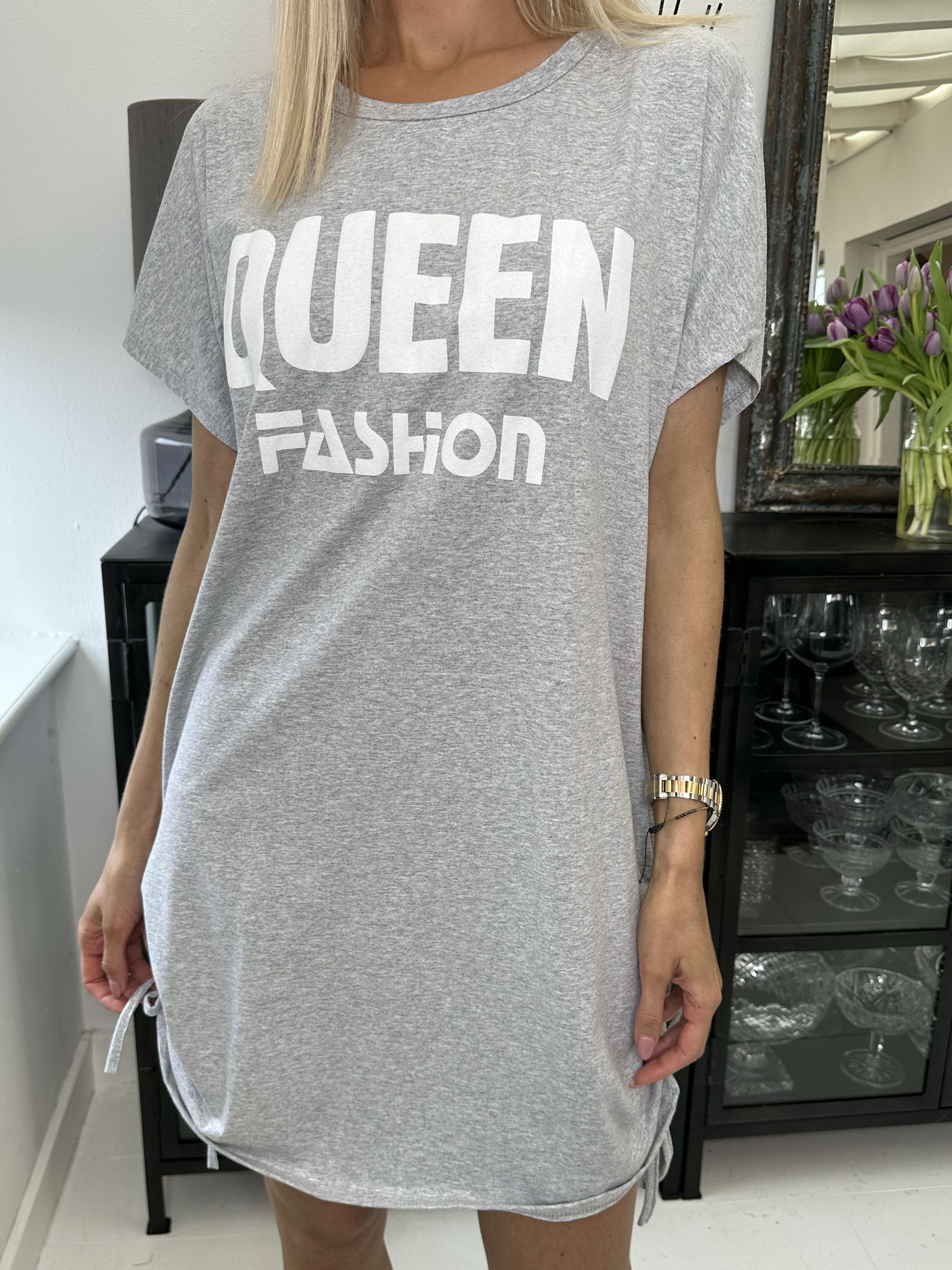 Linnea - T-shirt kjole med tekst og snøre