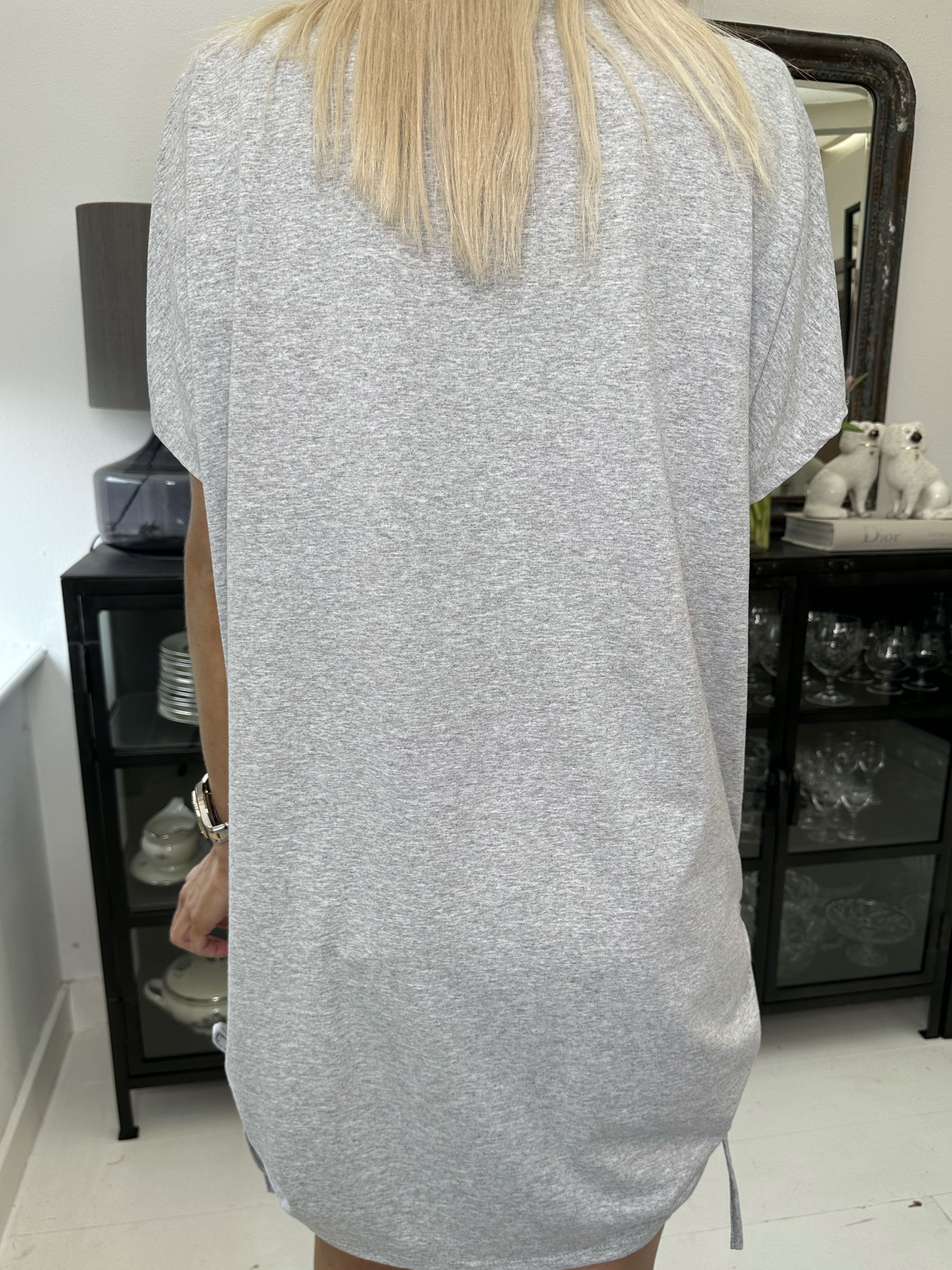 Linnea - T-shirt kjole med tekst og snøre