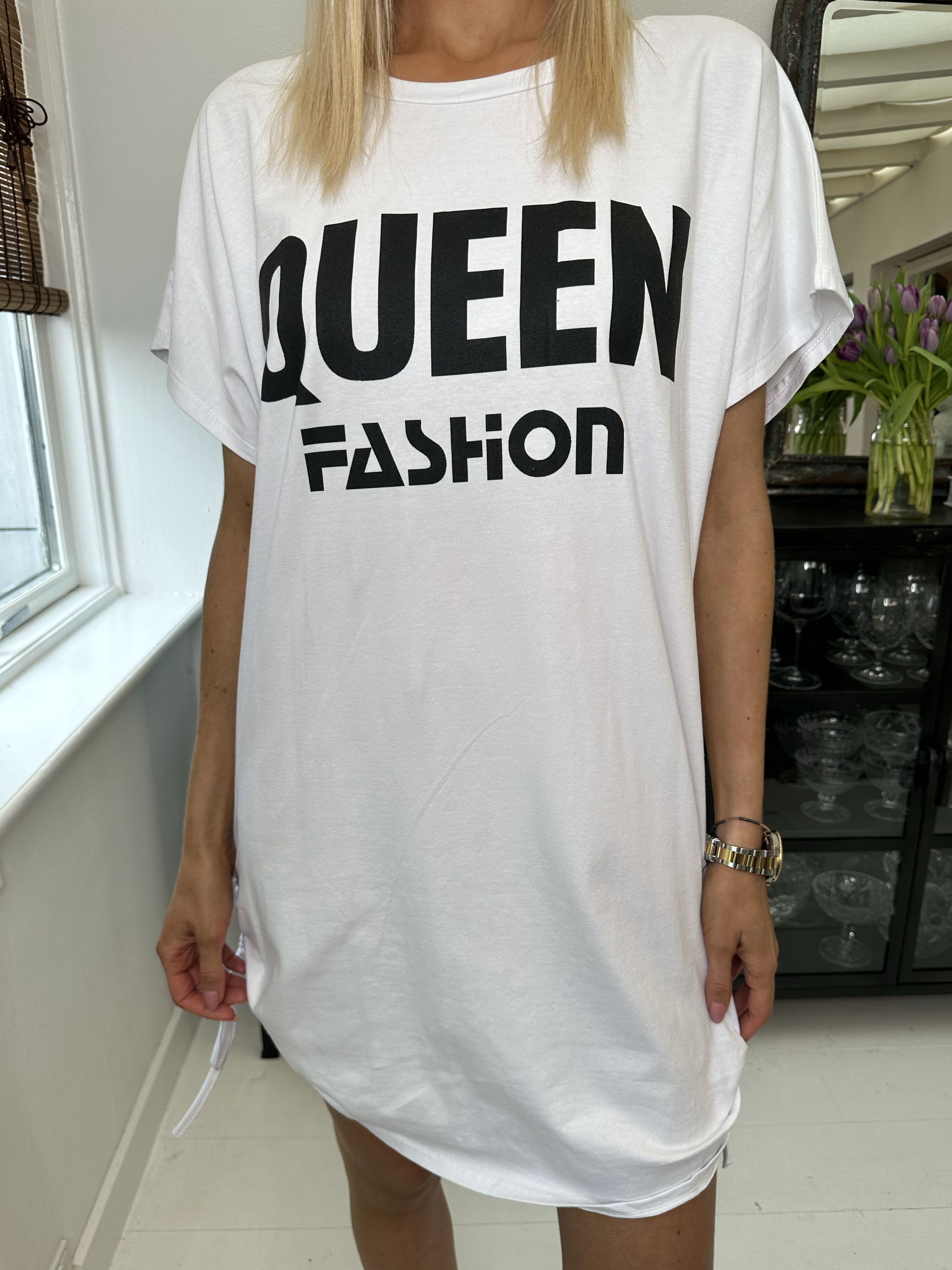 Linnea - T-shirt kjole med tekst og snøre