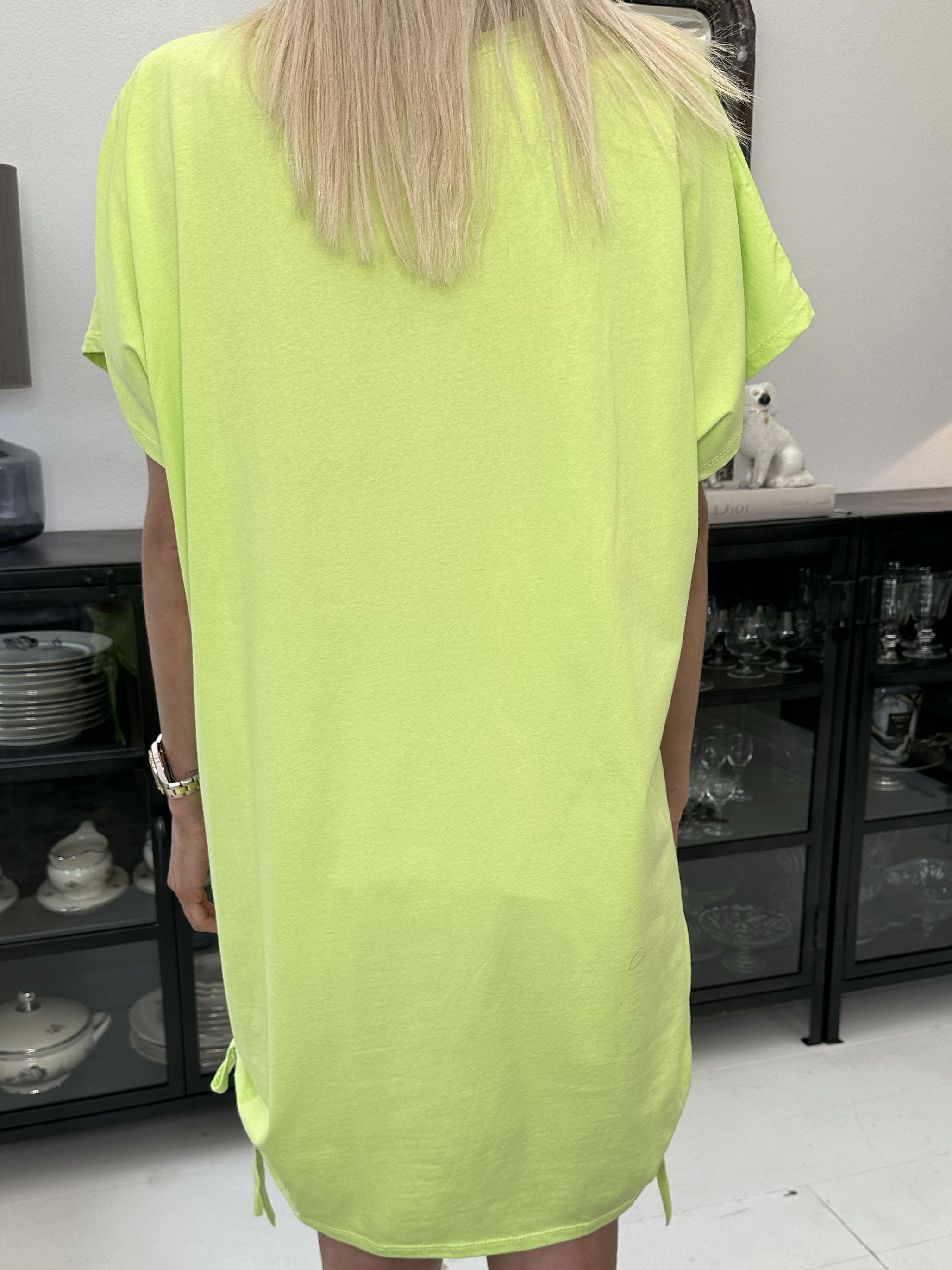 Linnea - T-shirt kjole med tekst og snøre