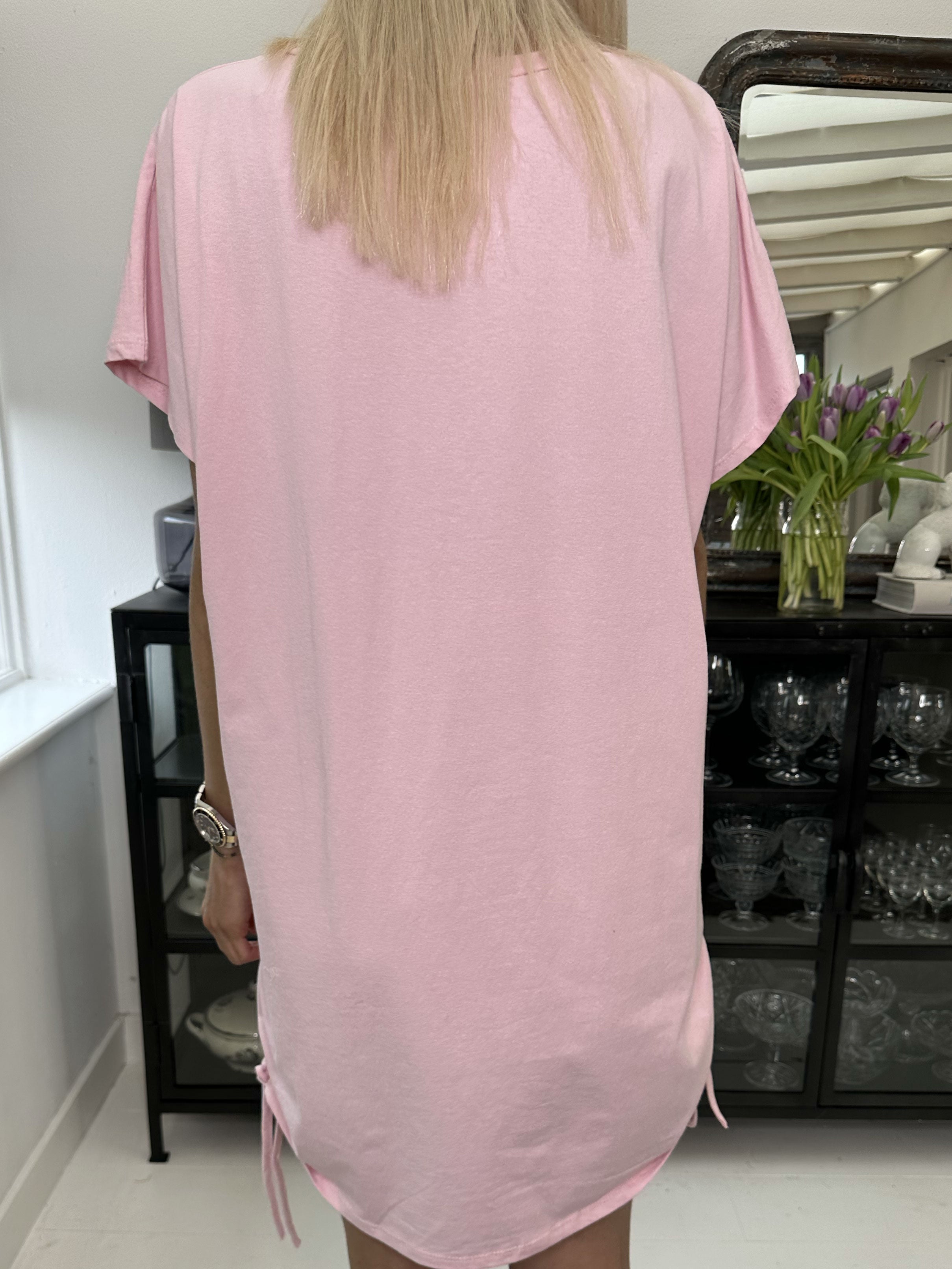 Linnea - T-shirt kjole med tekst og snøre