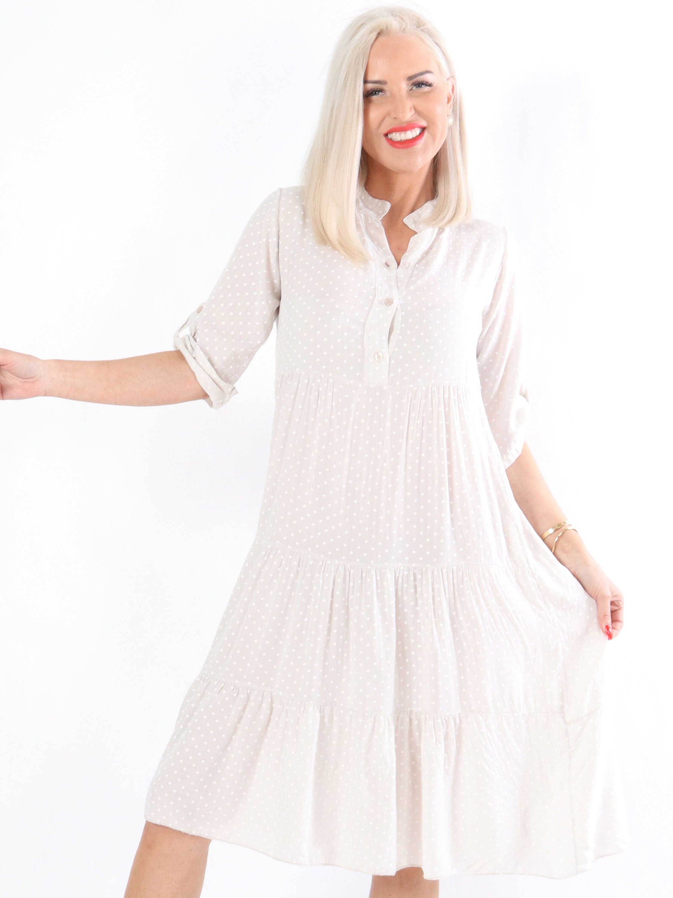 Linnet - Kjole med prikker i lag på lag look