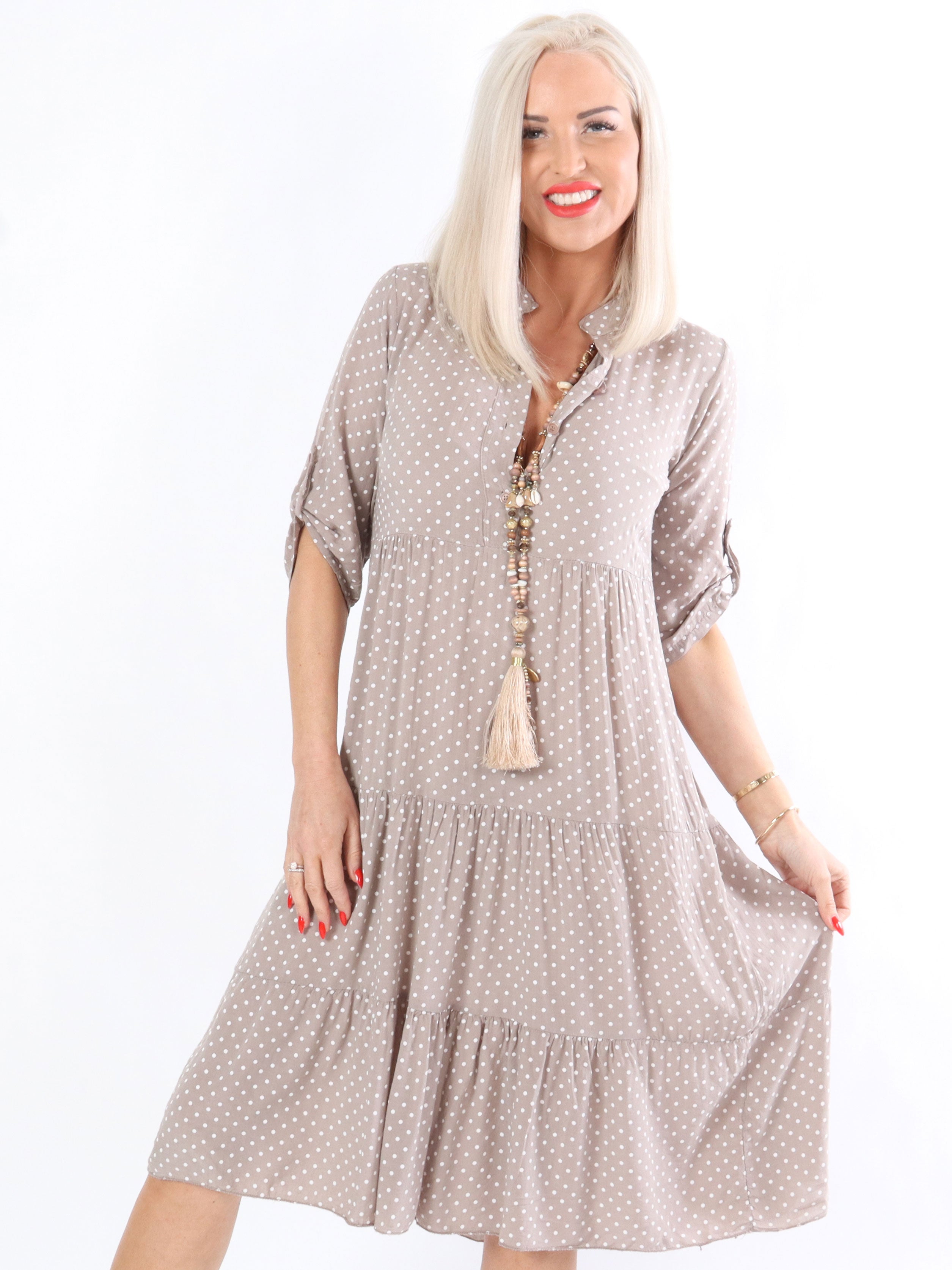 Linnet - Kjole med prikker i lag på lag look