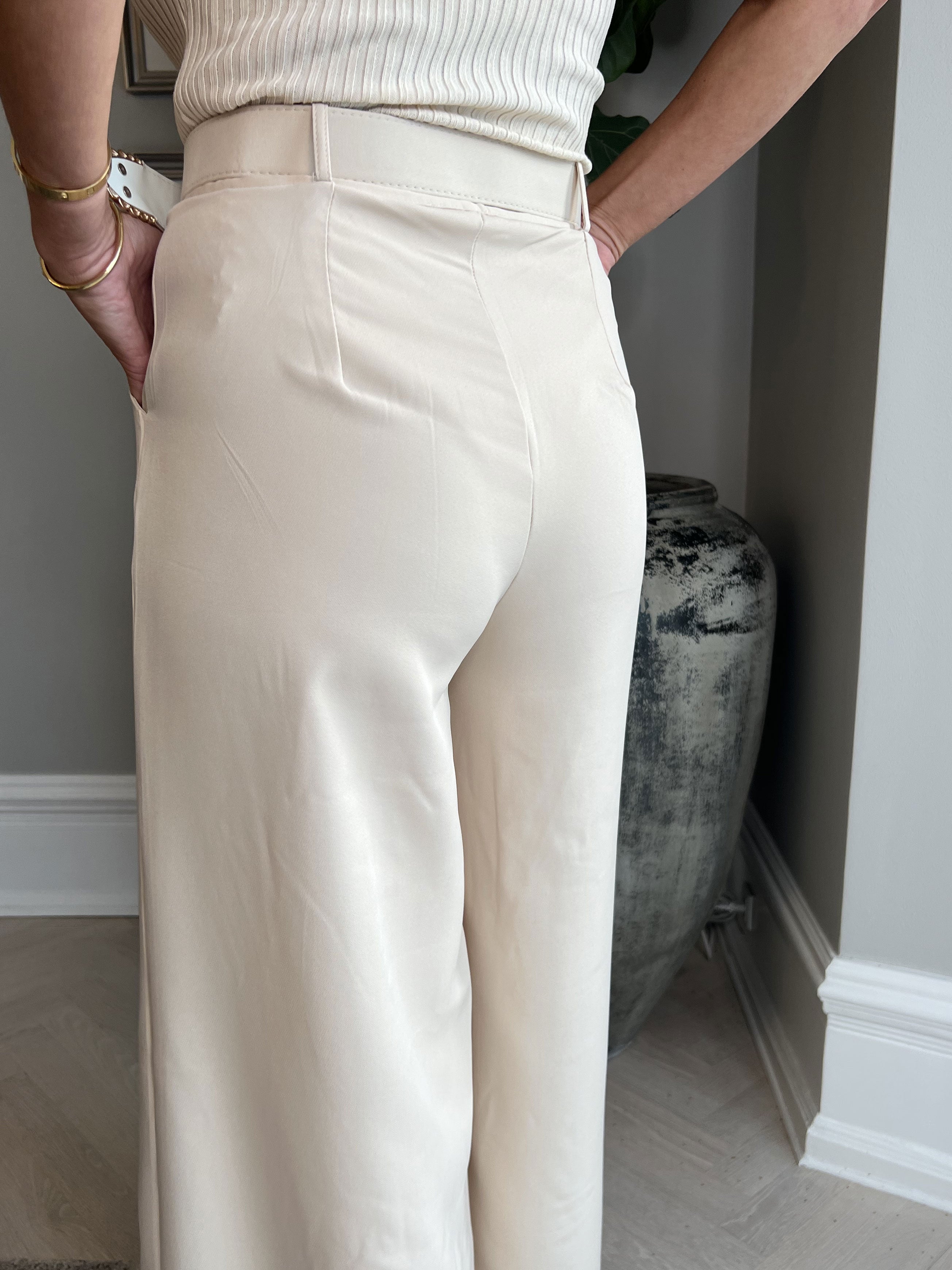 Lova - Bukser med vide ben og guld bælte