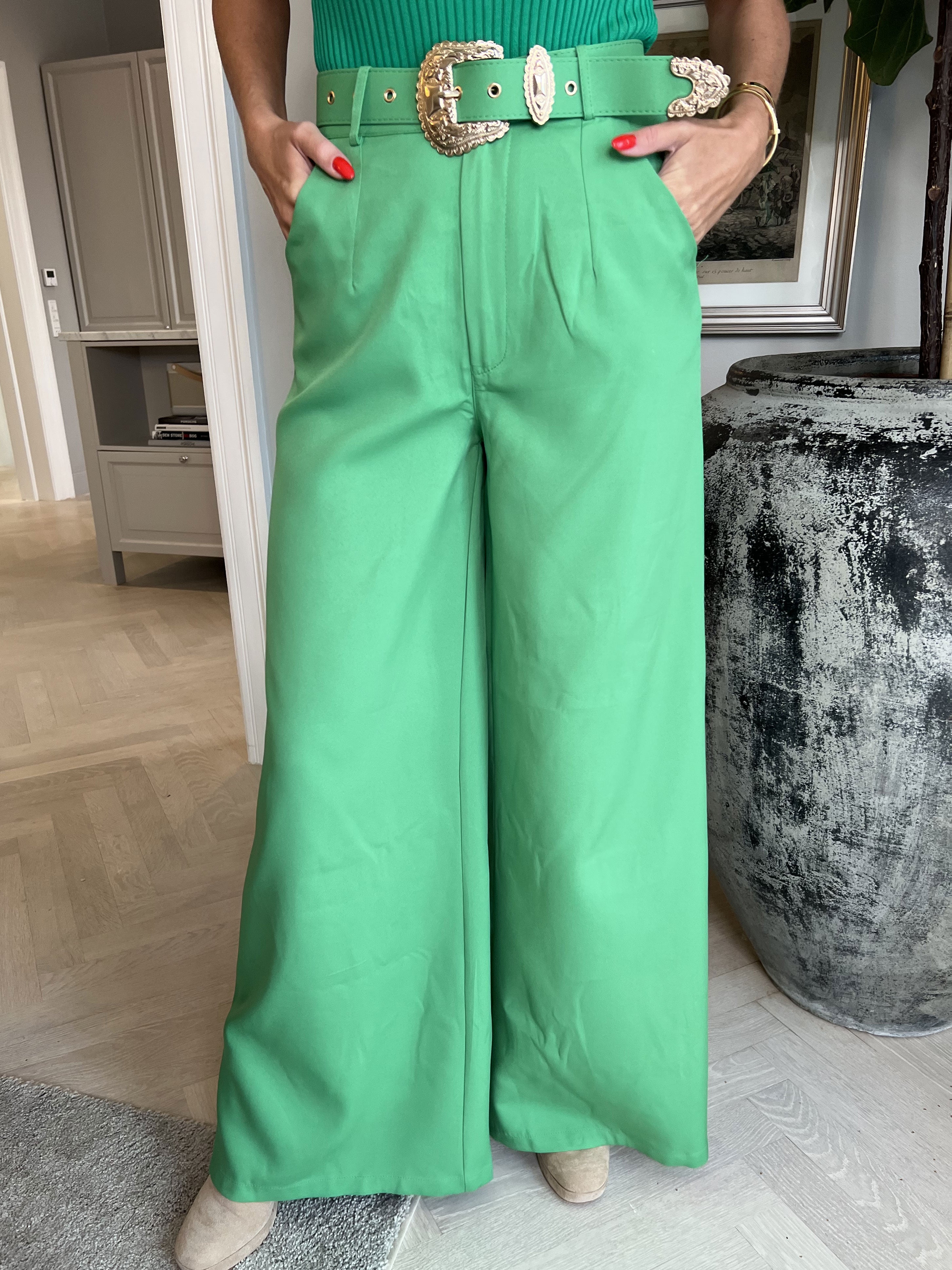 Lova - Bukser med vide ben og guld bælte