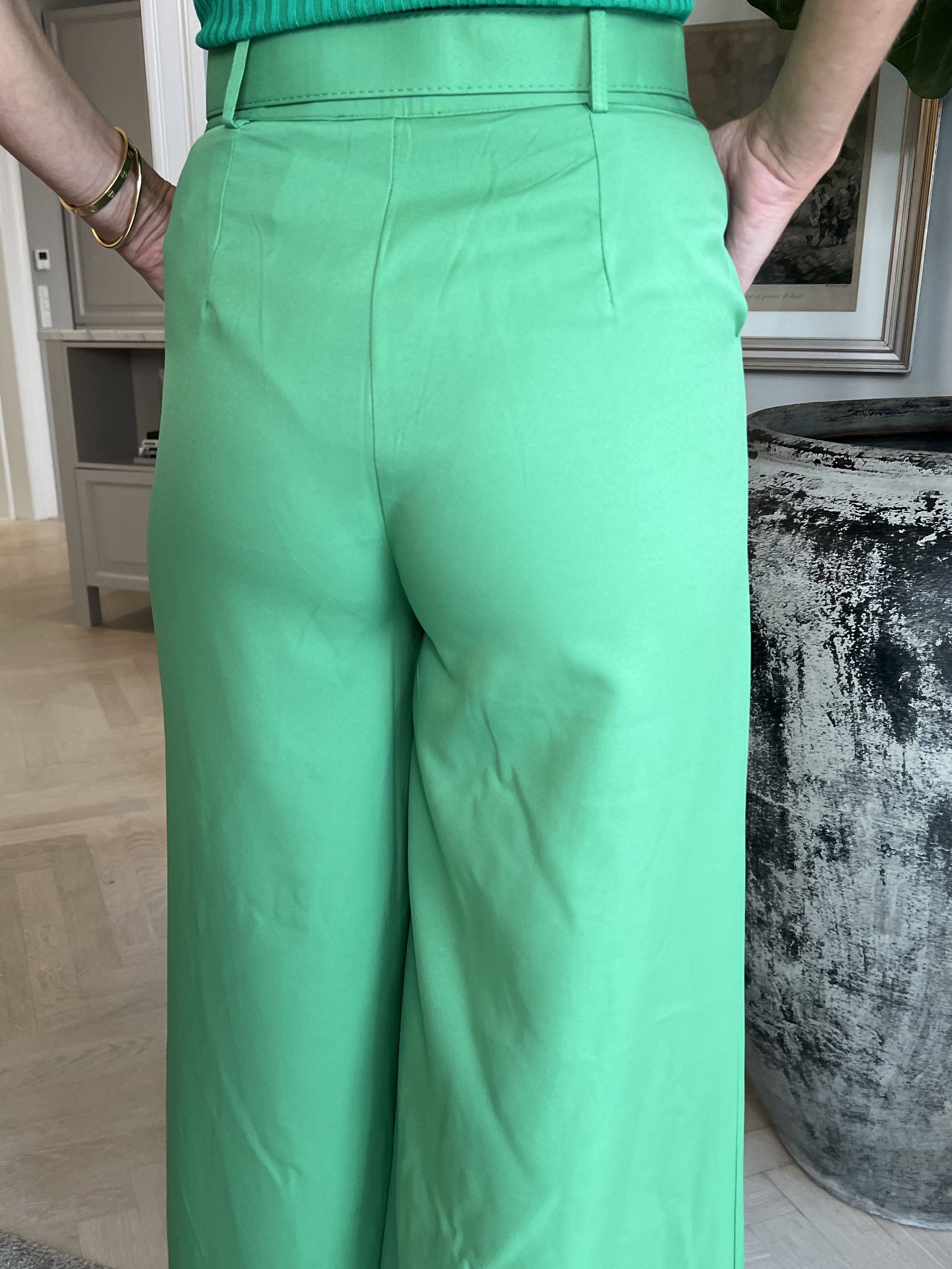 Lova - Bukser med vide ben og guld bælte