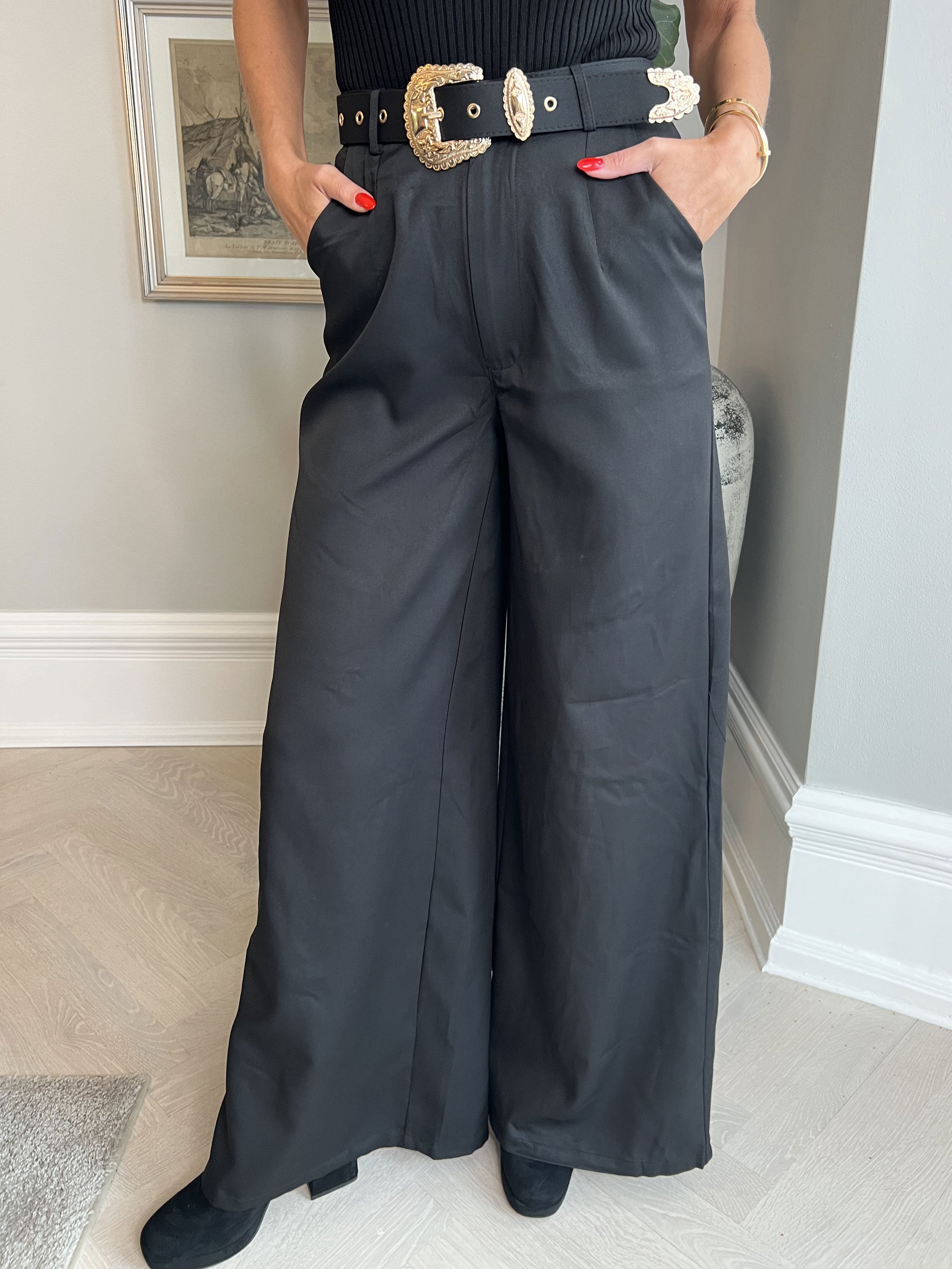 Lova - Bukser med vide ben og guld bælte