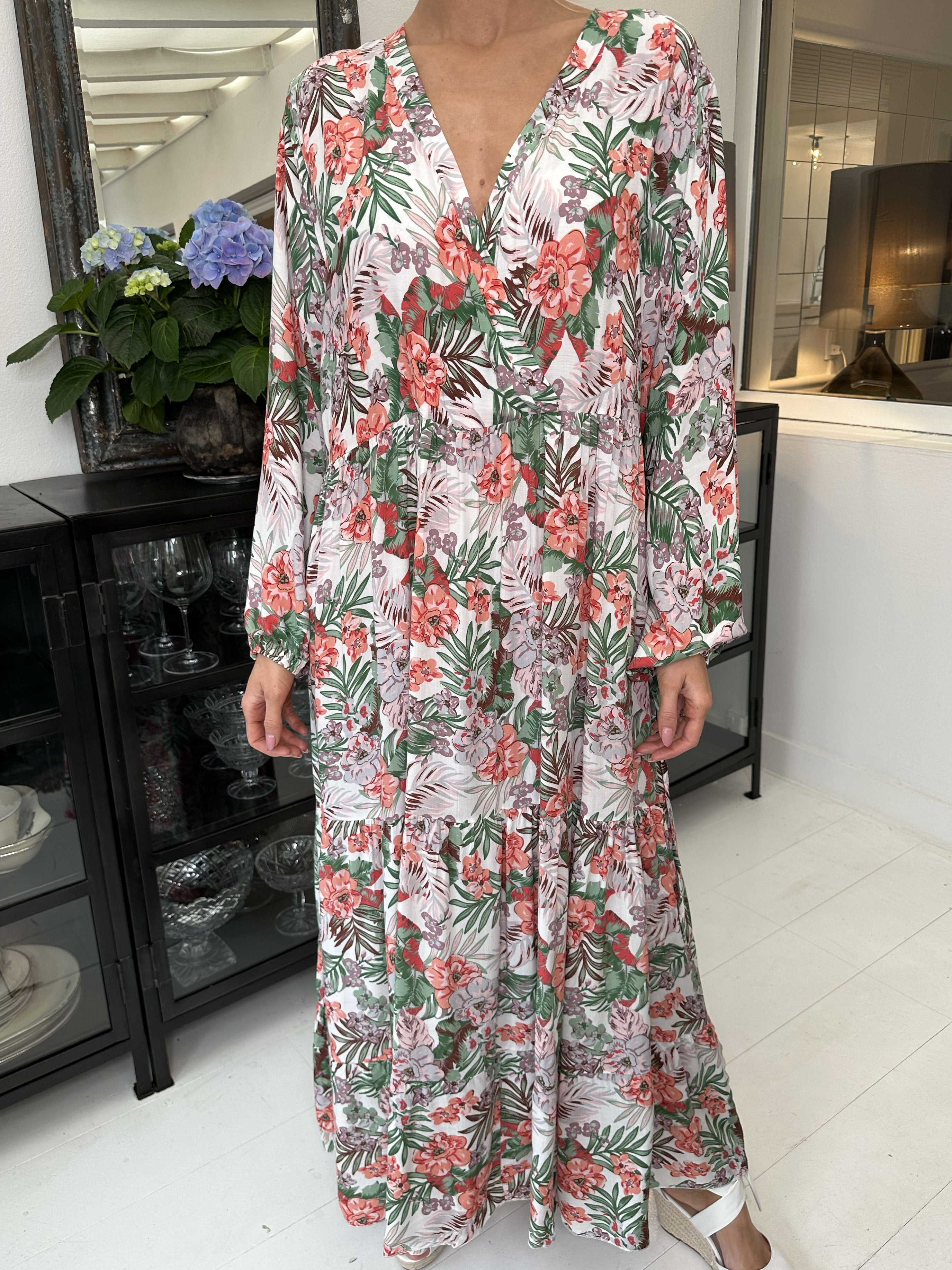 Alasca lydia - Kjole i blødt stof med palmeblade og blomster