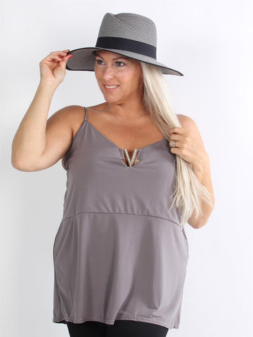 Lydia - Armygrøn top med guldsmykke ved brystet