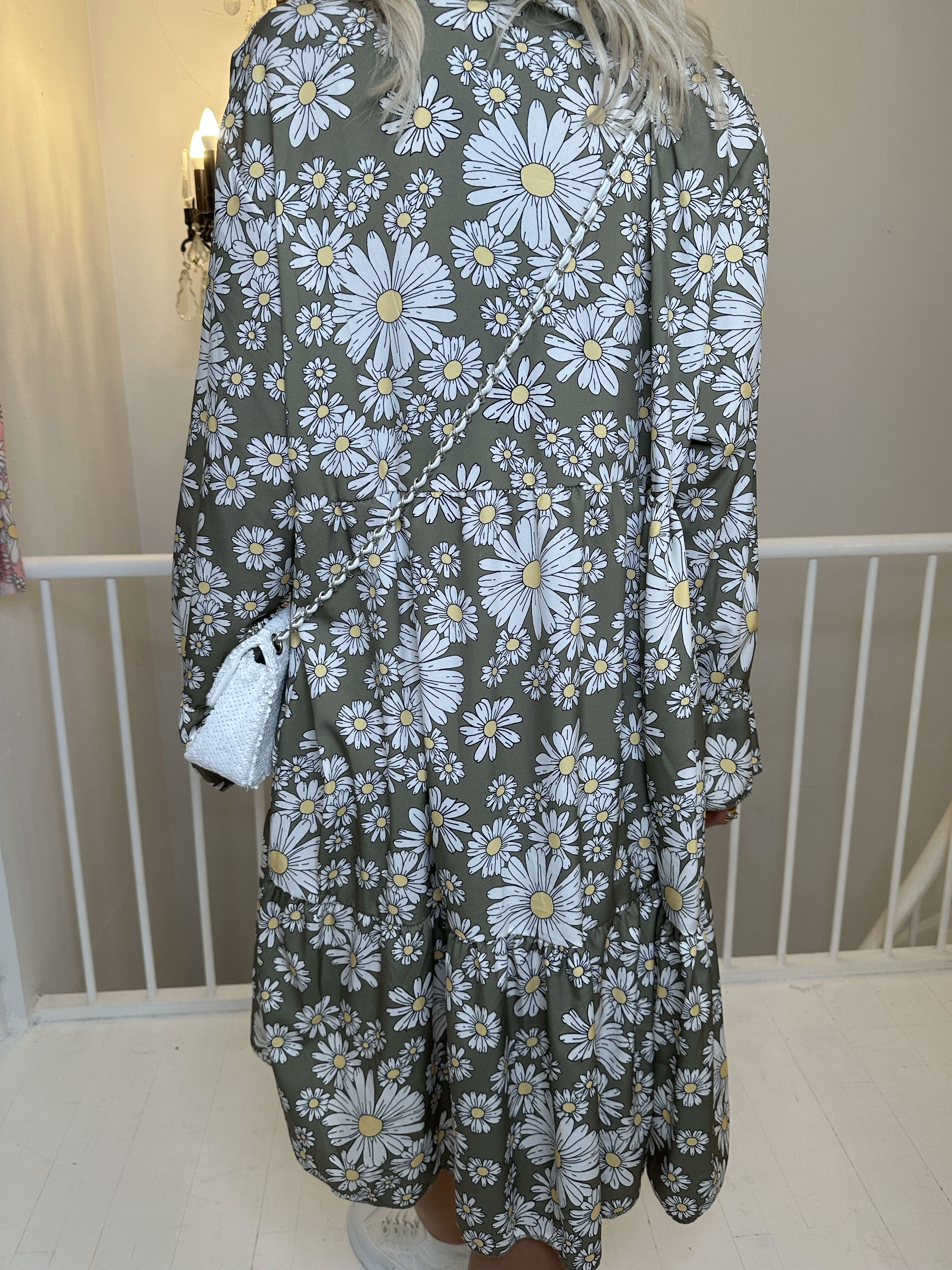 Marguerit - Sød kjole med flot margueritprint