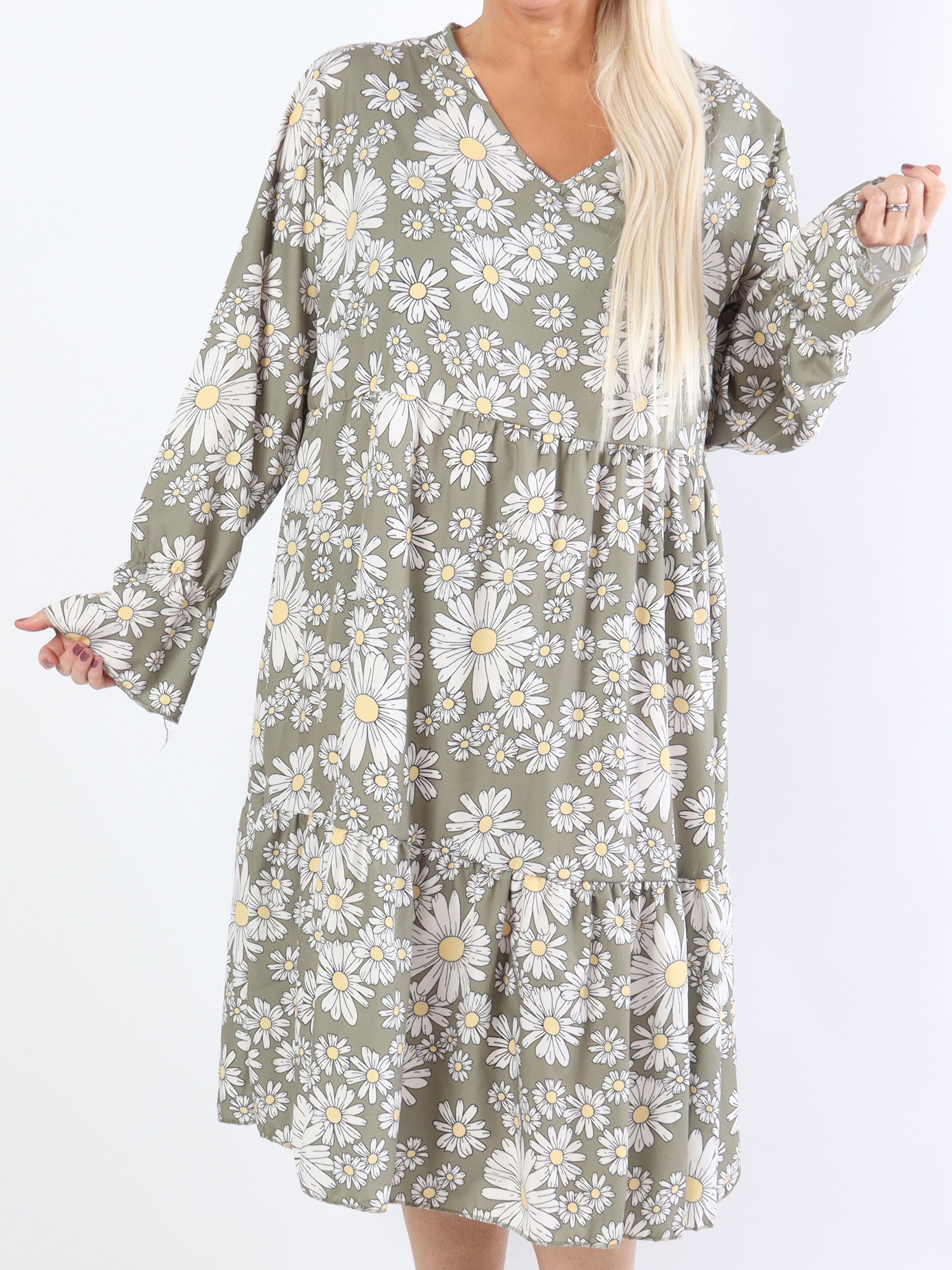 Marguerit - Sød plus size kjole med flot margueritprint