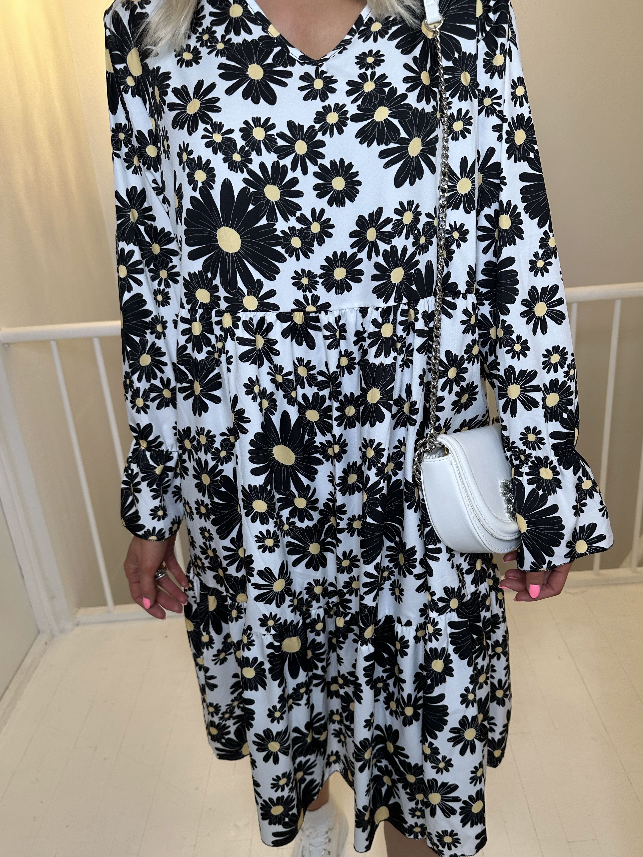 Marguerit - Sød kjole med flot margueritprint