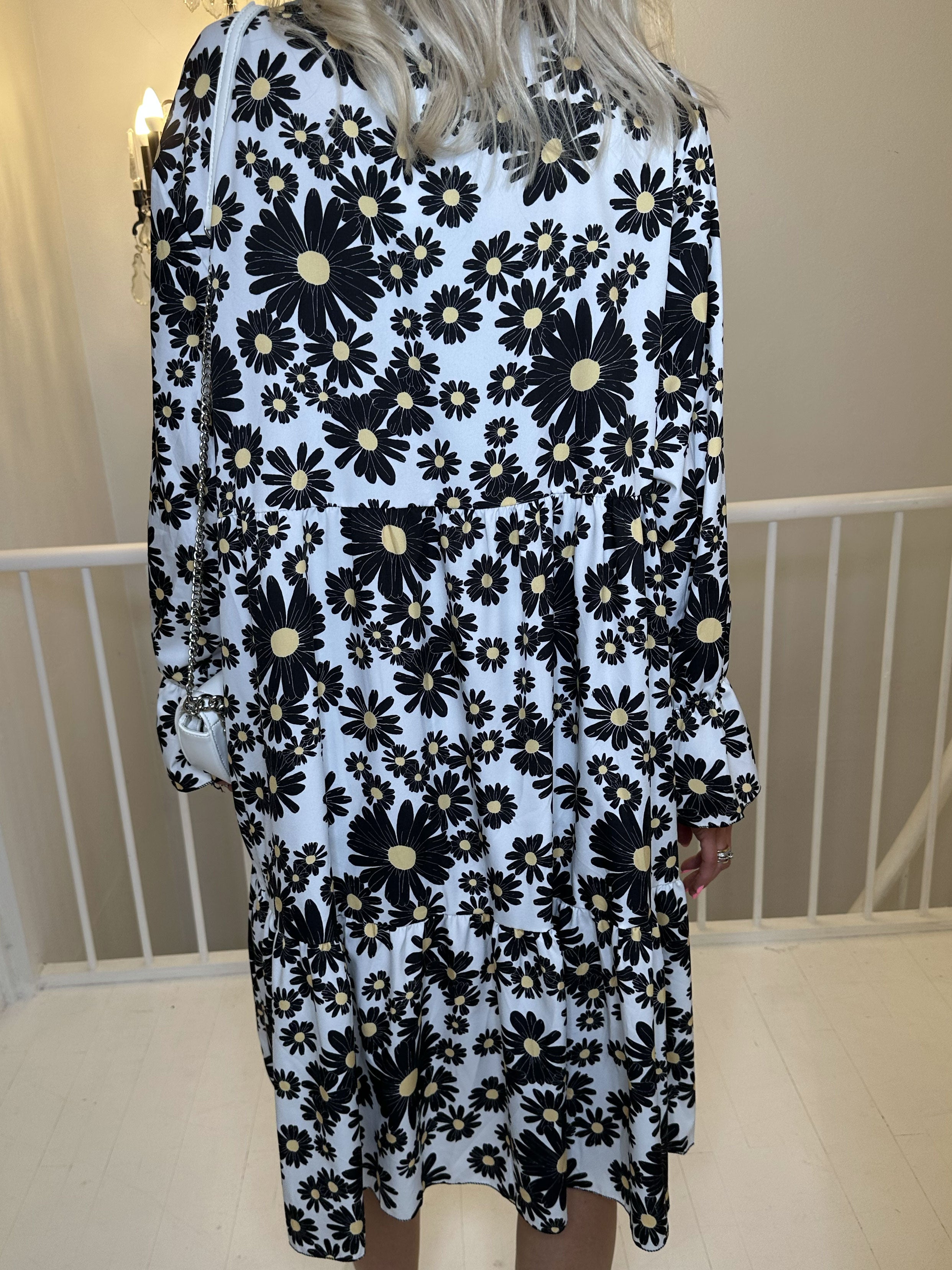 Marguerit - Sød kjole med flot margueritprint