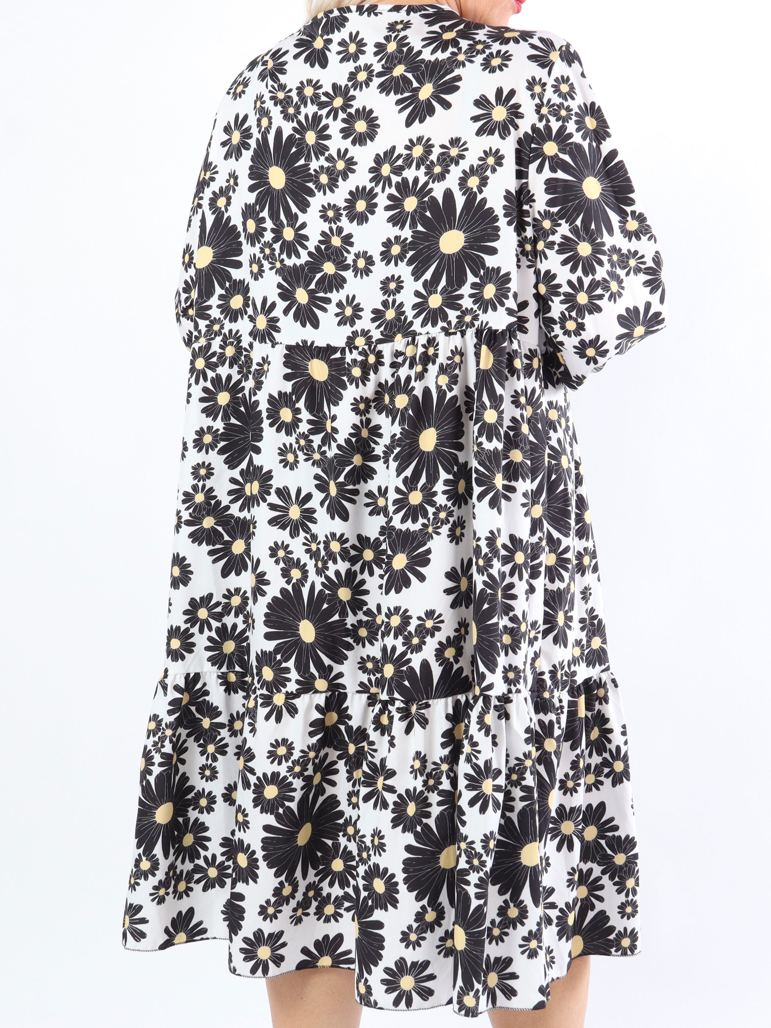 Marguerit - Sød plus size kjole med flot margueritprint