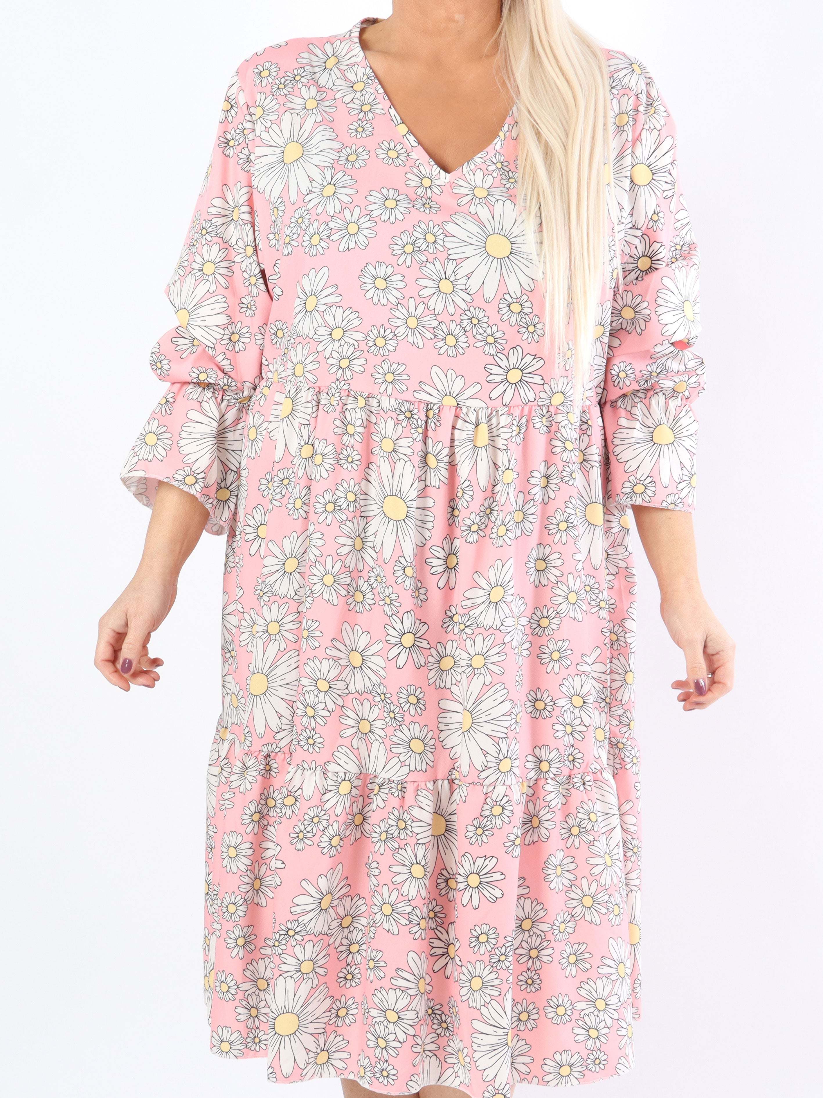 Marguerit - Sød plus size kjole med flot margueritprint