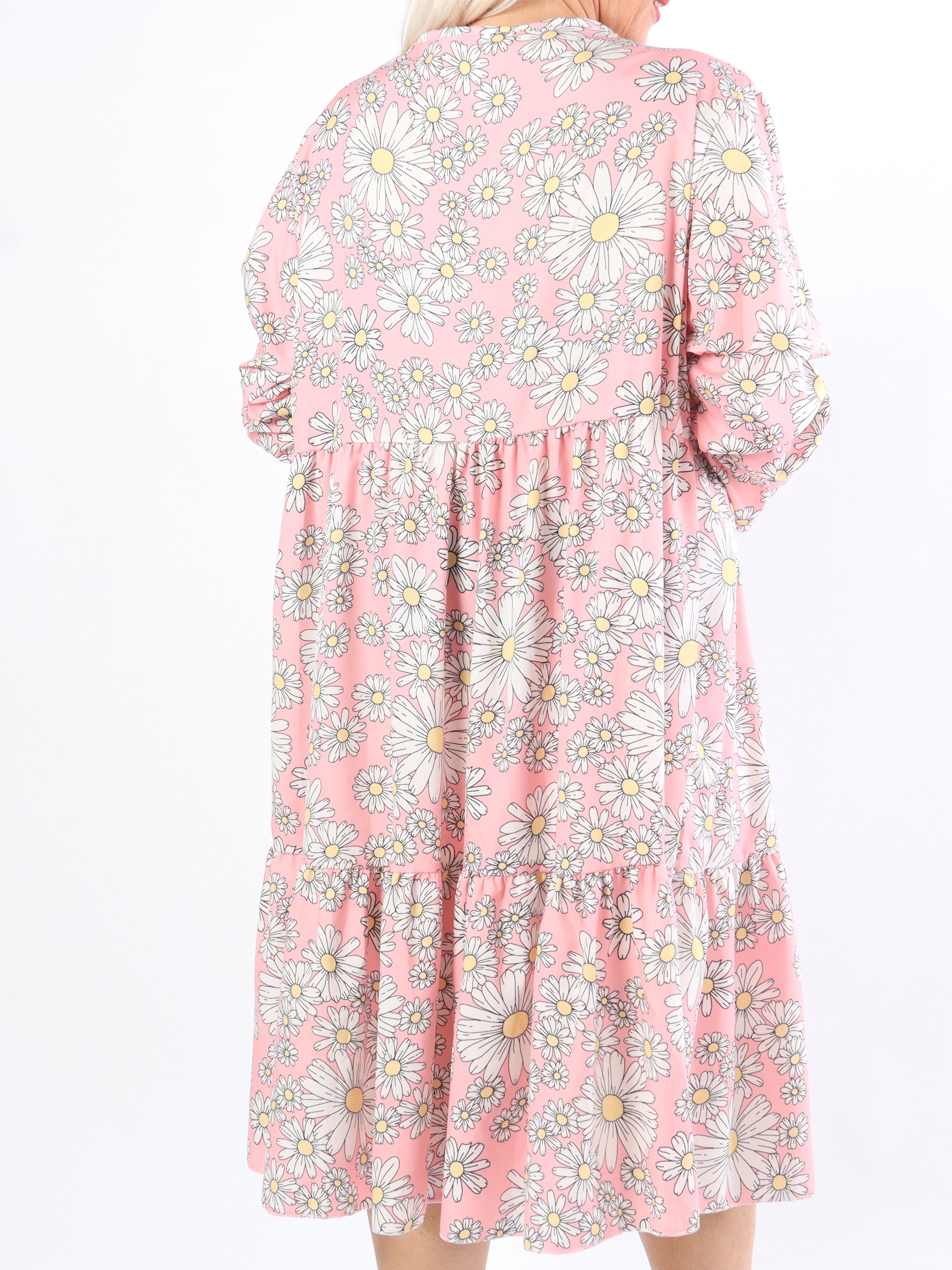 Marguerit - Sød plus size kjole med flot margueritprint