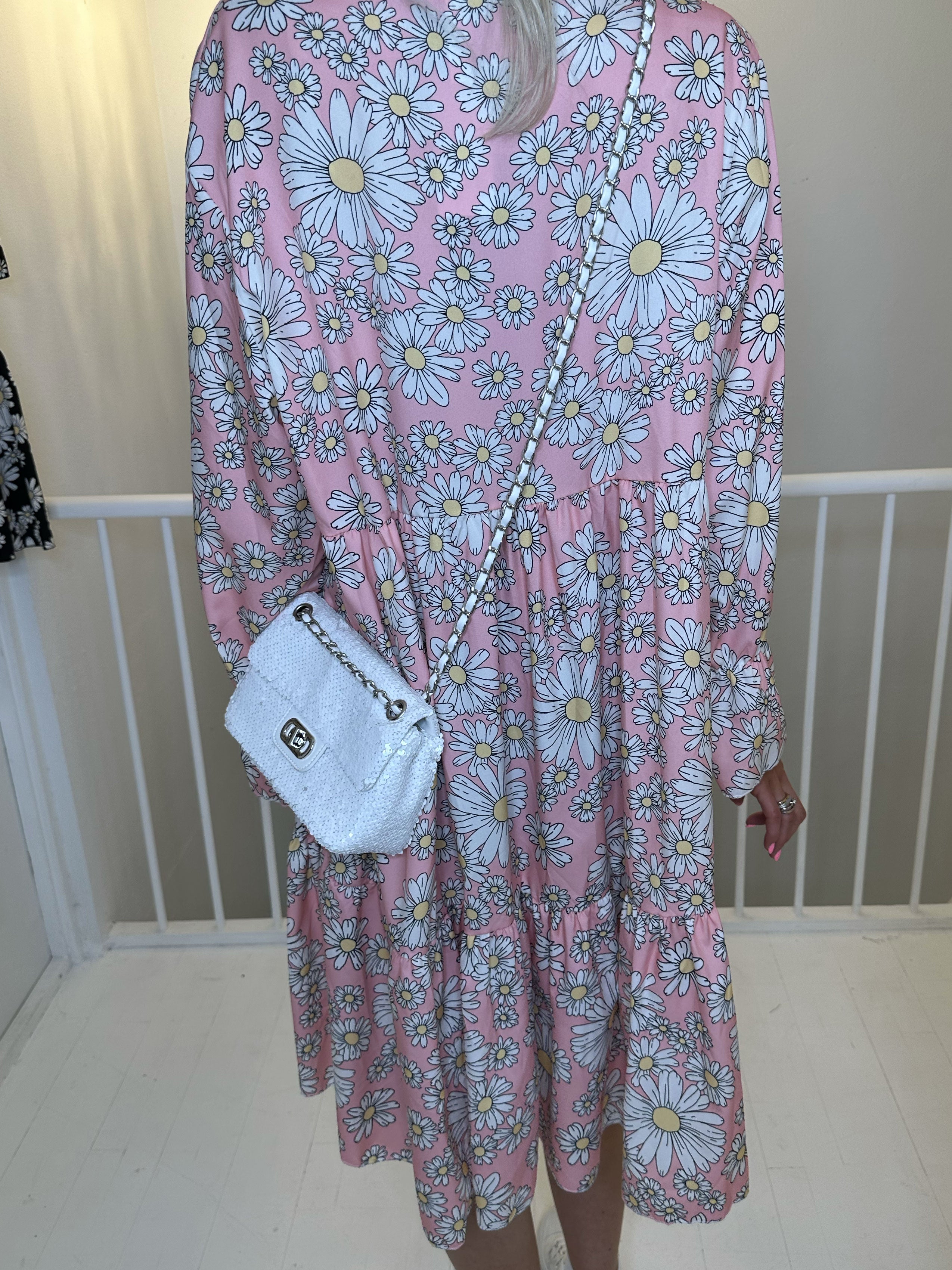 Marguerit - Sød kjole med flot margueritprint