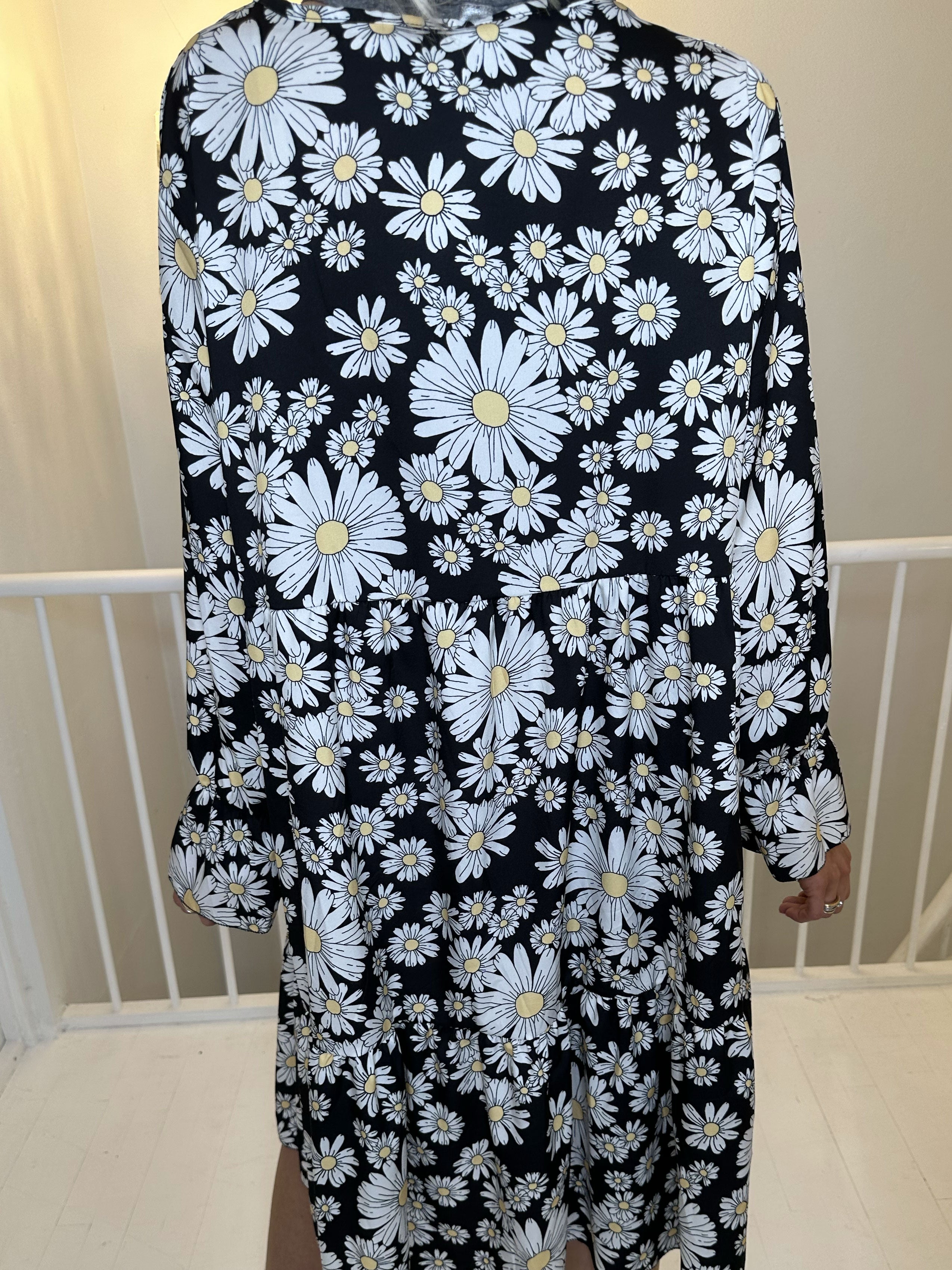 Marguerit - Sød kjole med flot margueritprint