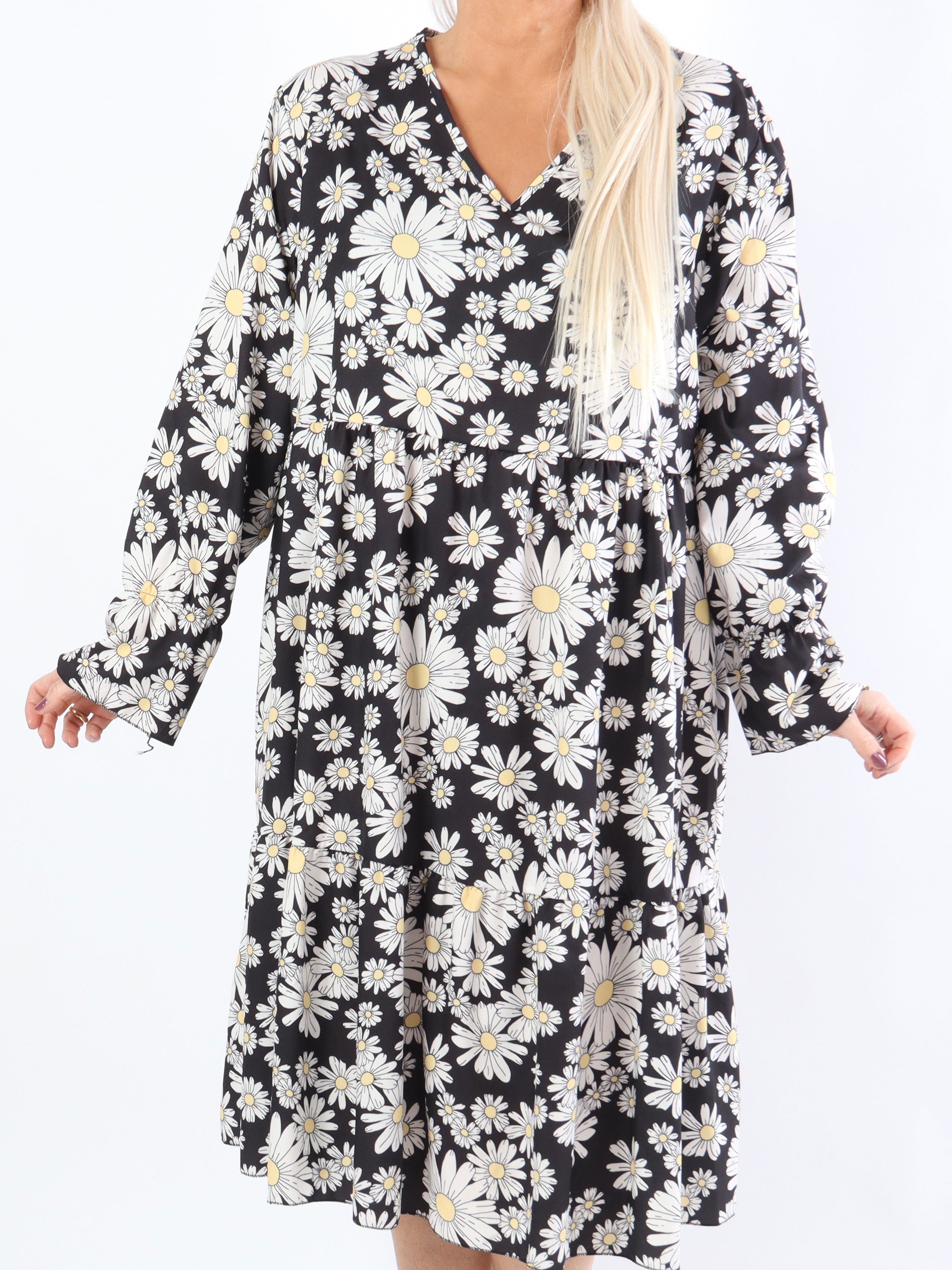 Marguerit - Sød plus size kjole med flot margueritprint