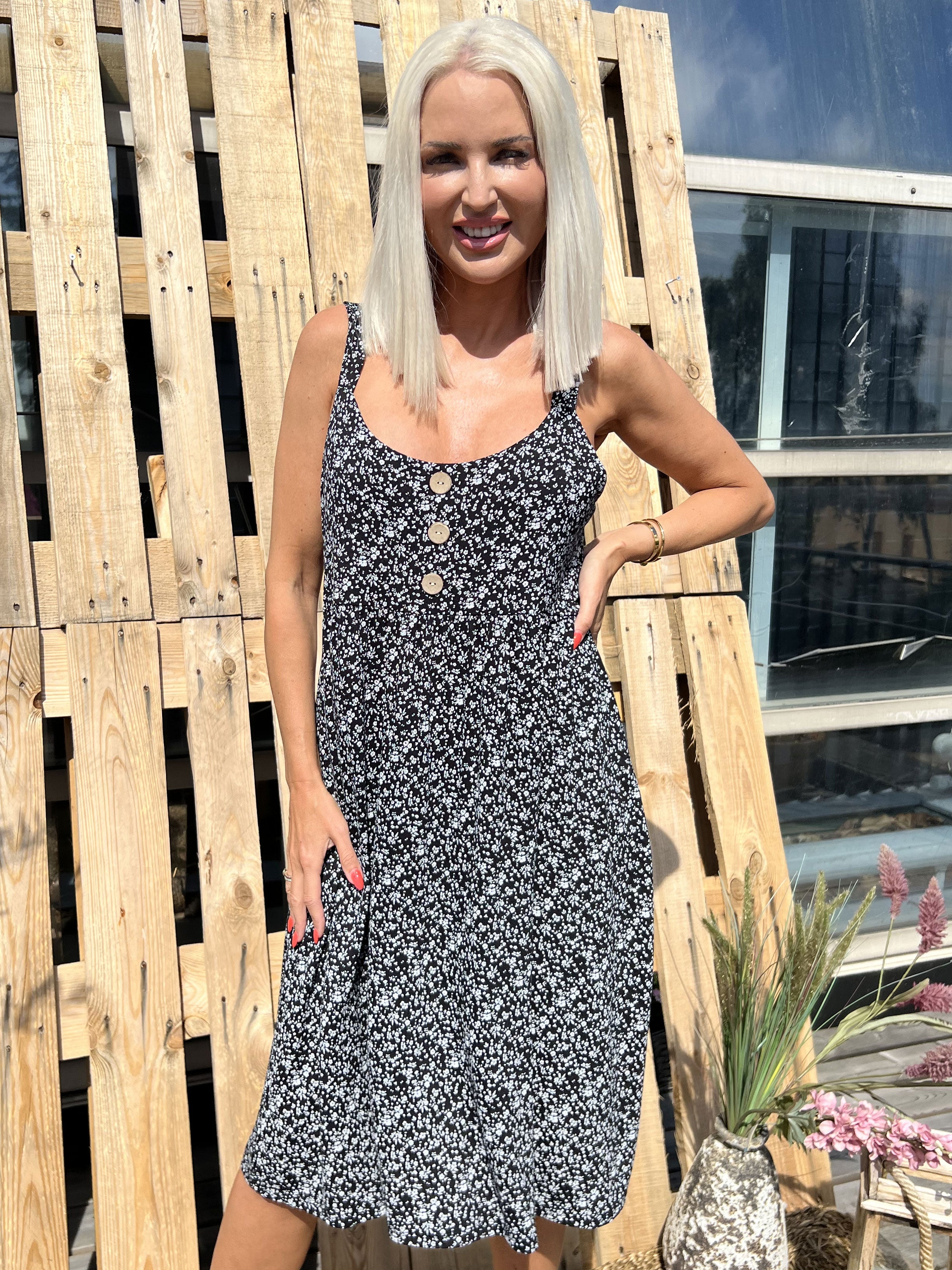 Mai - Kjole med hvidt mønster og træknapper