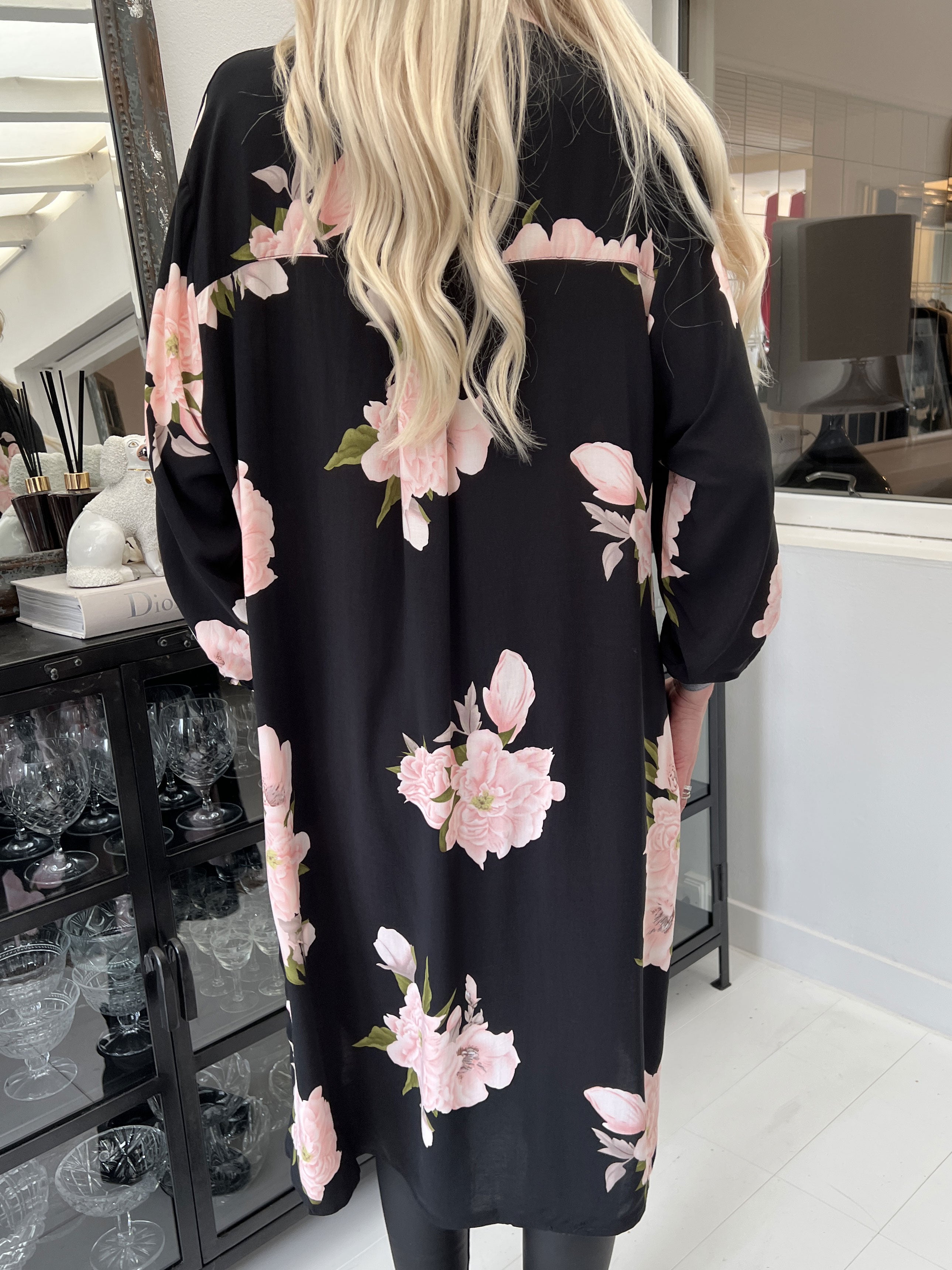 Maida - Sort skjortekjole med blomsterprint