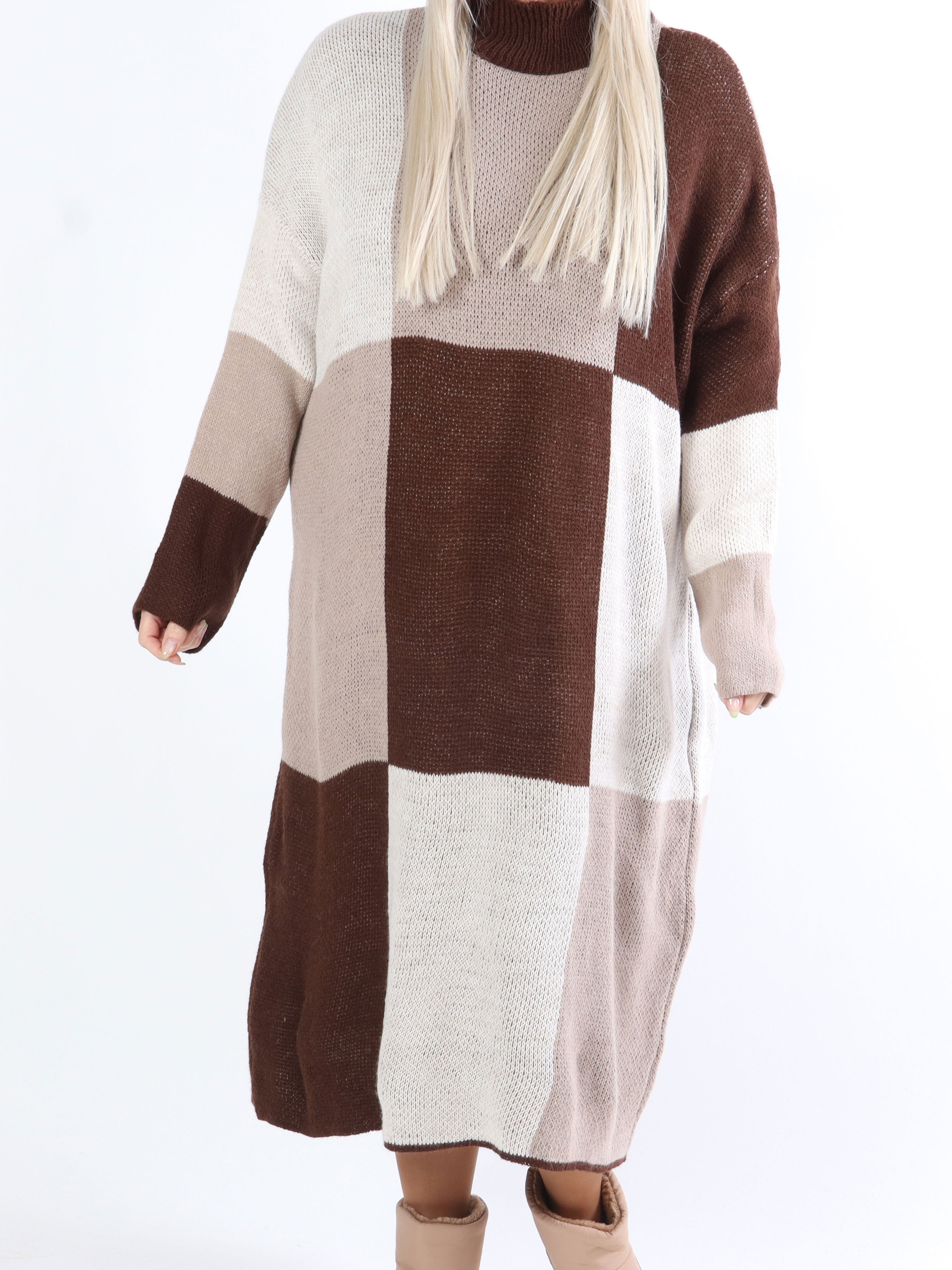 Malika - Ternet plus size strikkjole med turtleneck