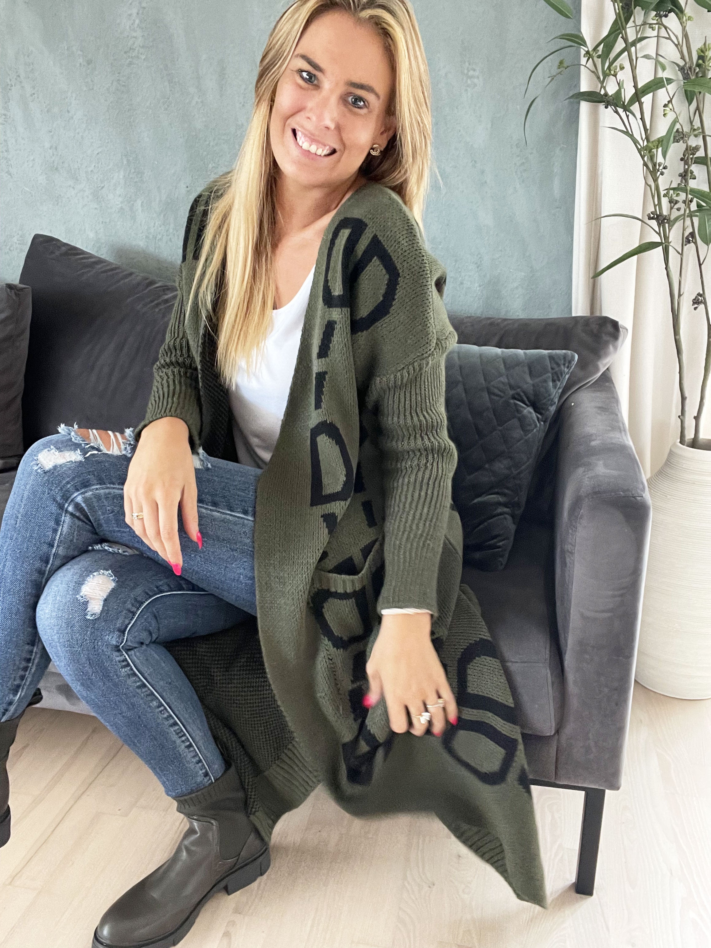 Mandy - Plus size strikcardigan med tekst og mønster