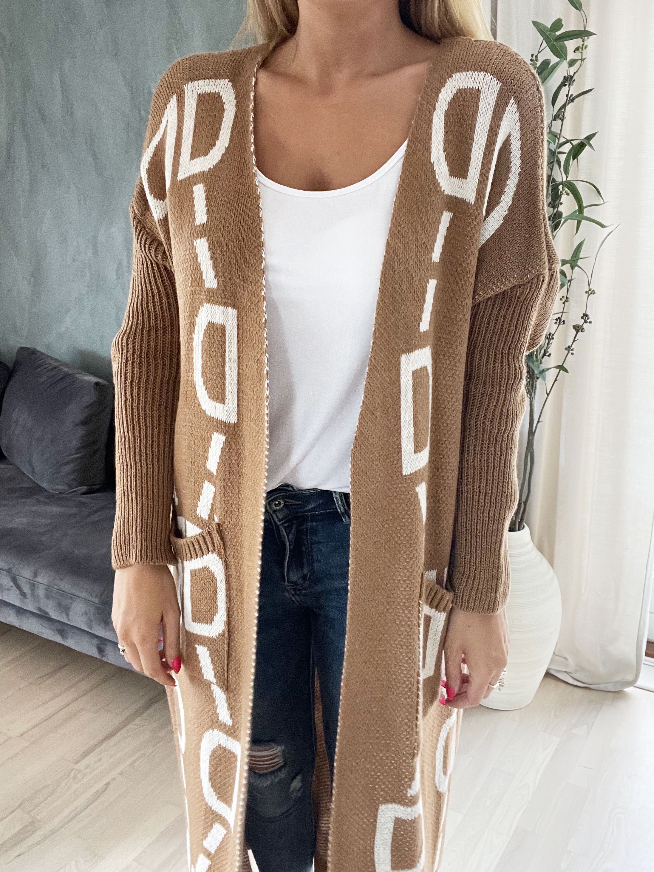 Mandy - Plus size strikcardigan med tekst og mønster