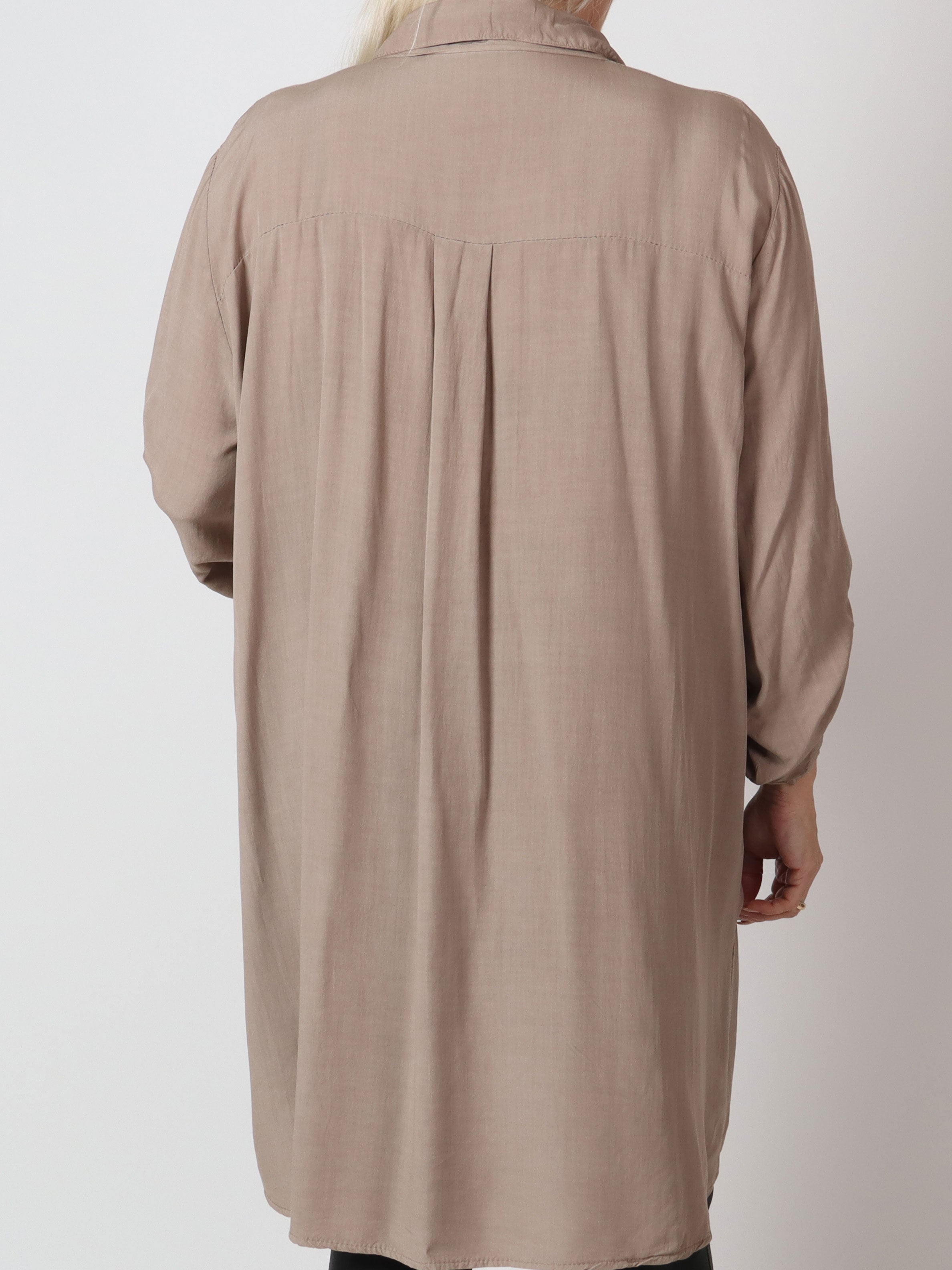 Marcelina - Sød plus size skjorte med pailletlomme