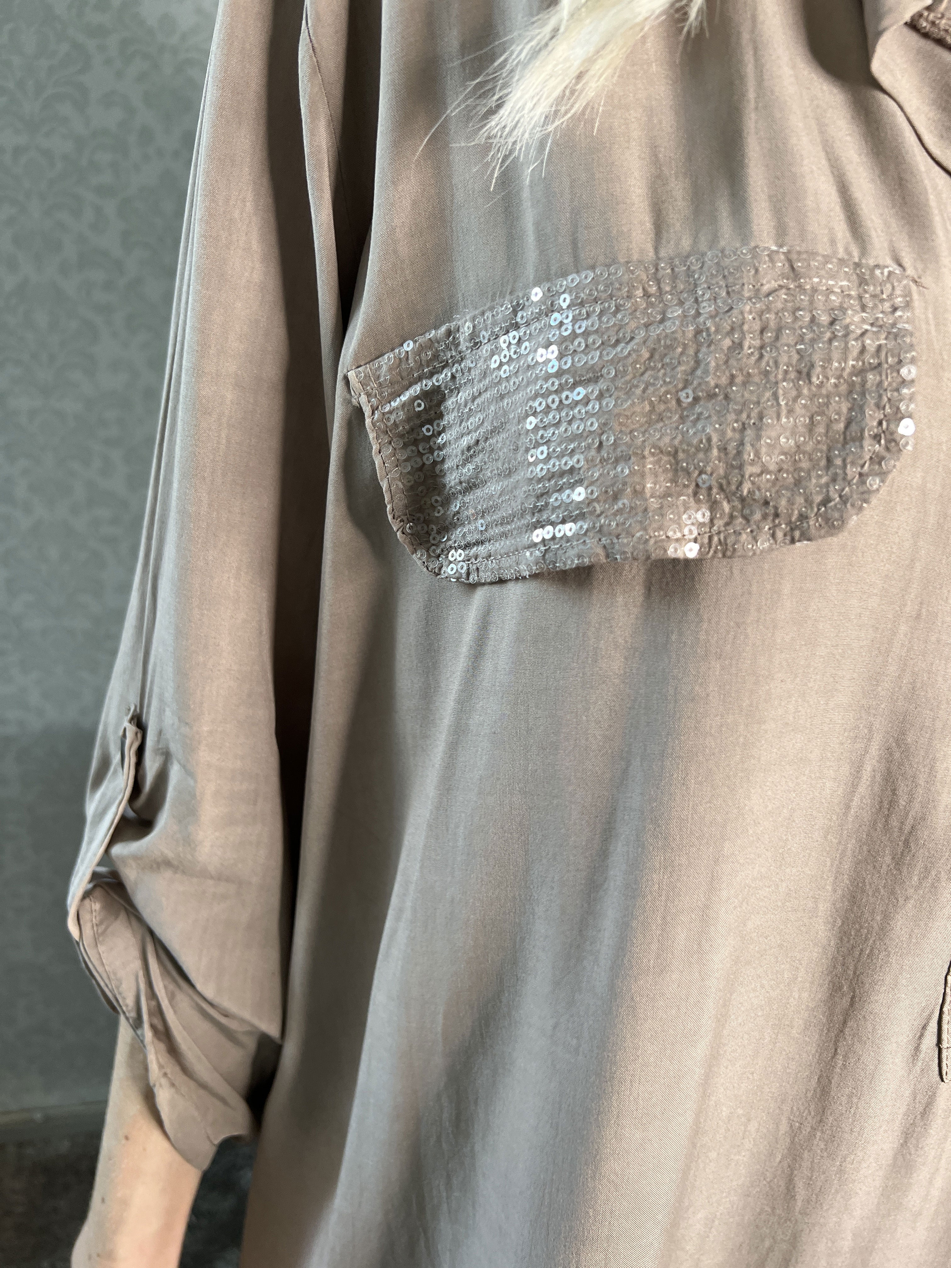 Marcelina - Fin skjorte med pailletlommer