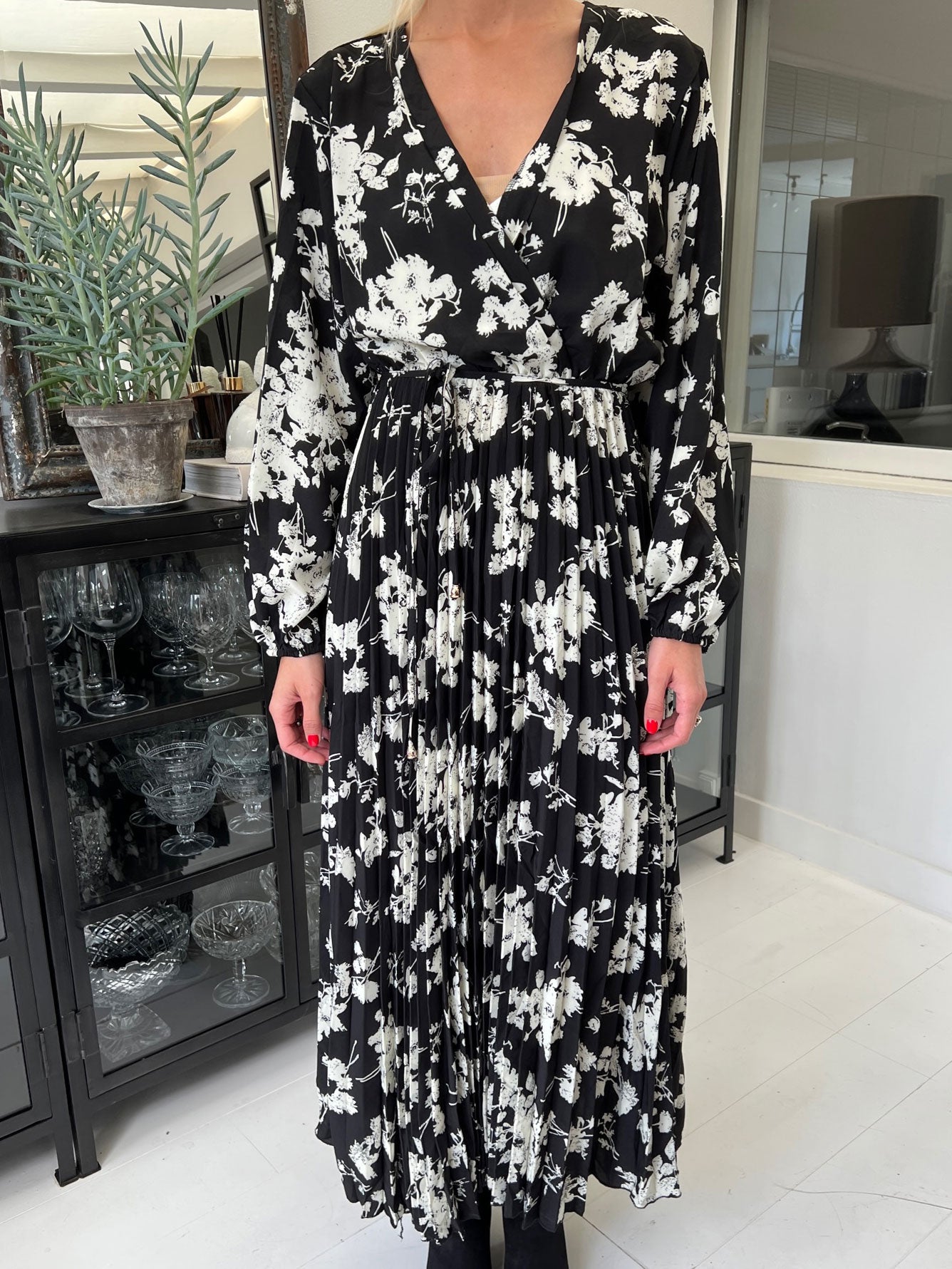 Marcella - Lang plus size kjole med plisseret skørt