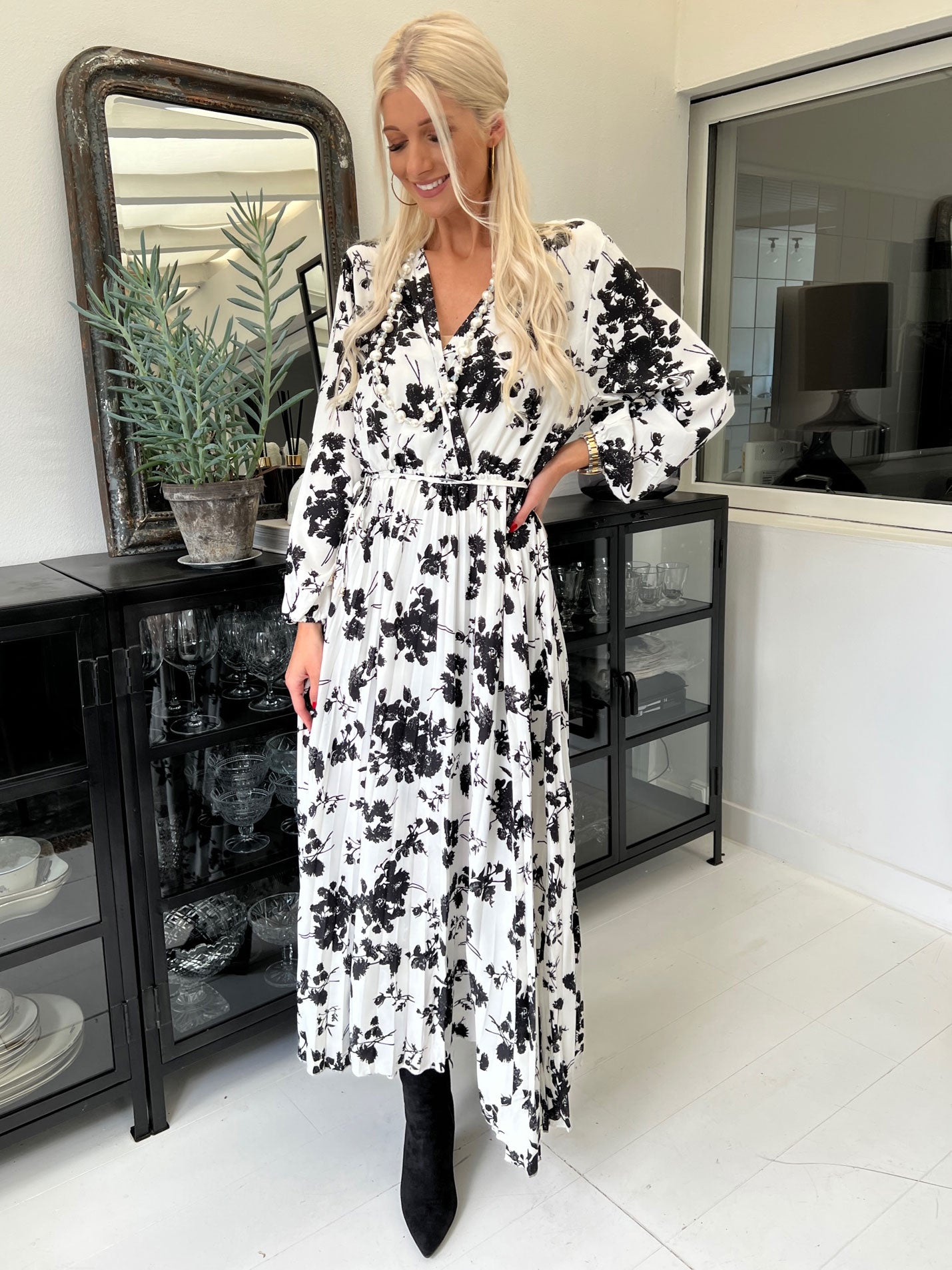 Marcella - Lang plus size kjole med plisseret skørt