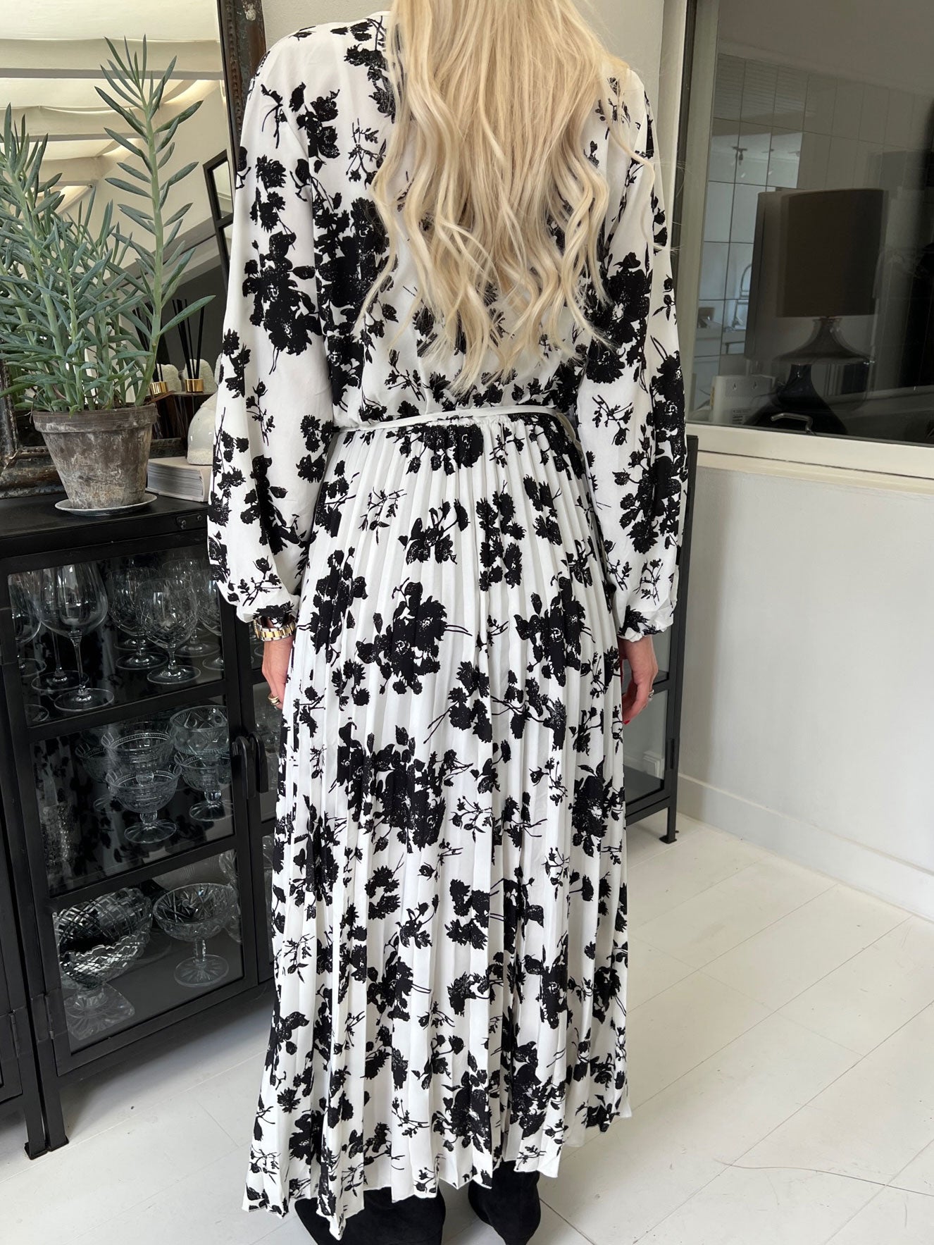 Marcella - Lang plus size kjole med plisseret skørt