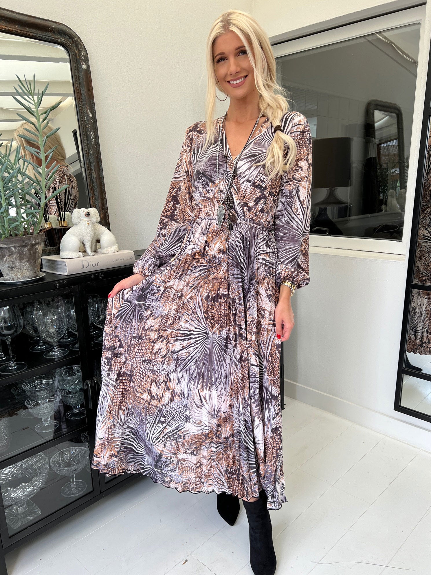 Marcella - Lang plus size kjole med plisseret skørt