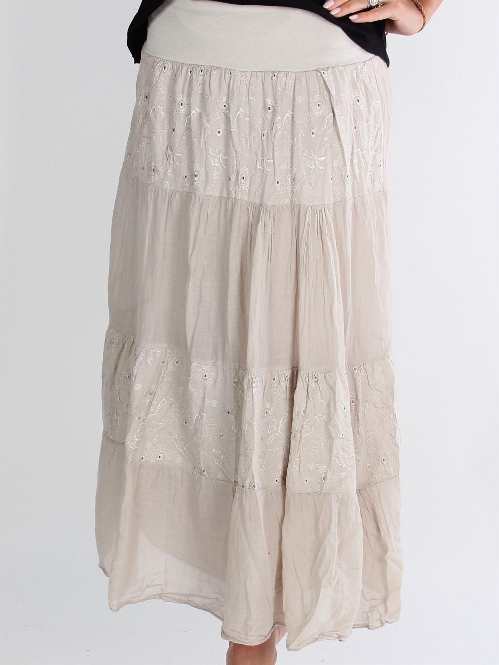 Margot - Beigefarvet lang nederdel med broderet detaljer