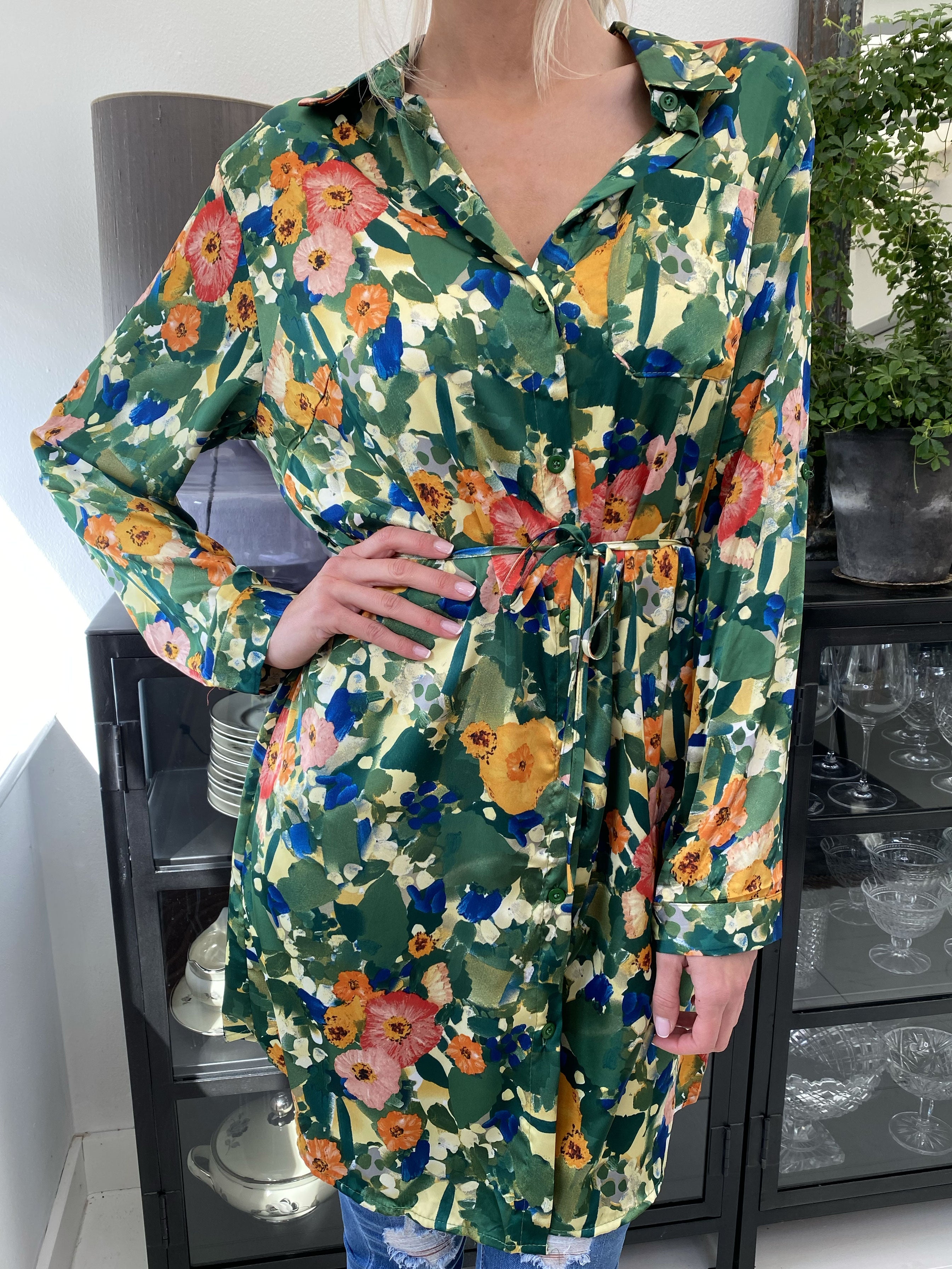 Marietia - Skjortekjole i silkelook med blomsterprint