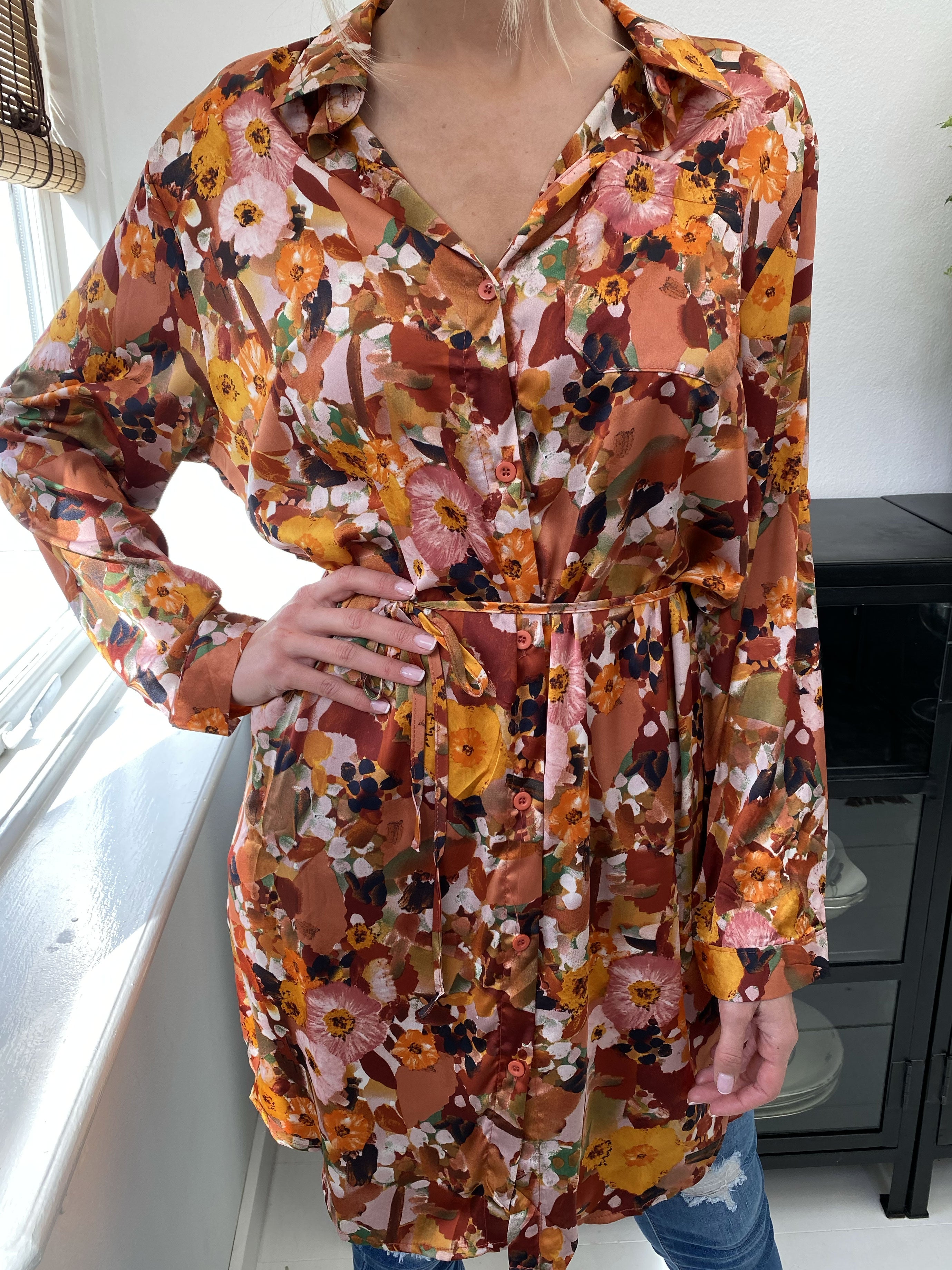 Marietia - Skjortekjole i silkelook med blomsterprint