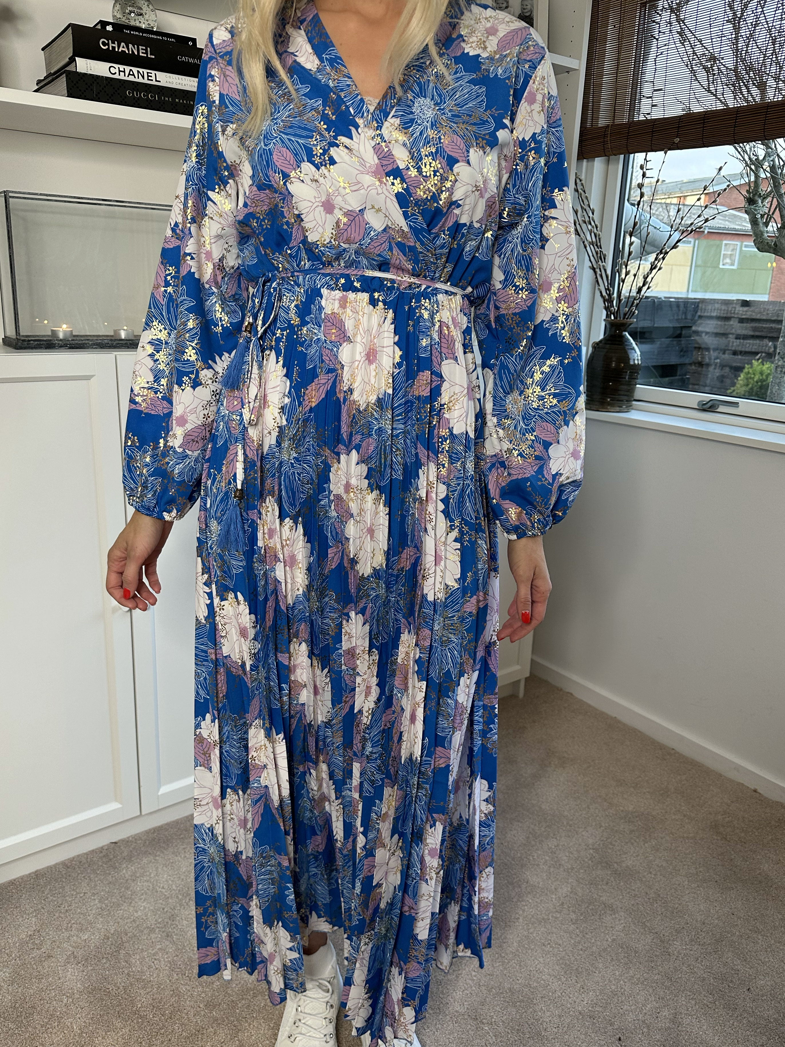 Marinella - Smuk lang kjole med blomstermotiv