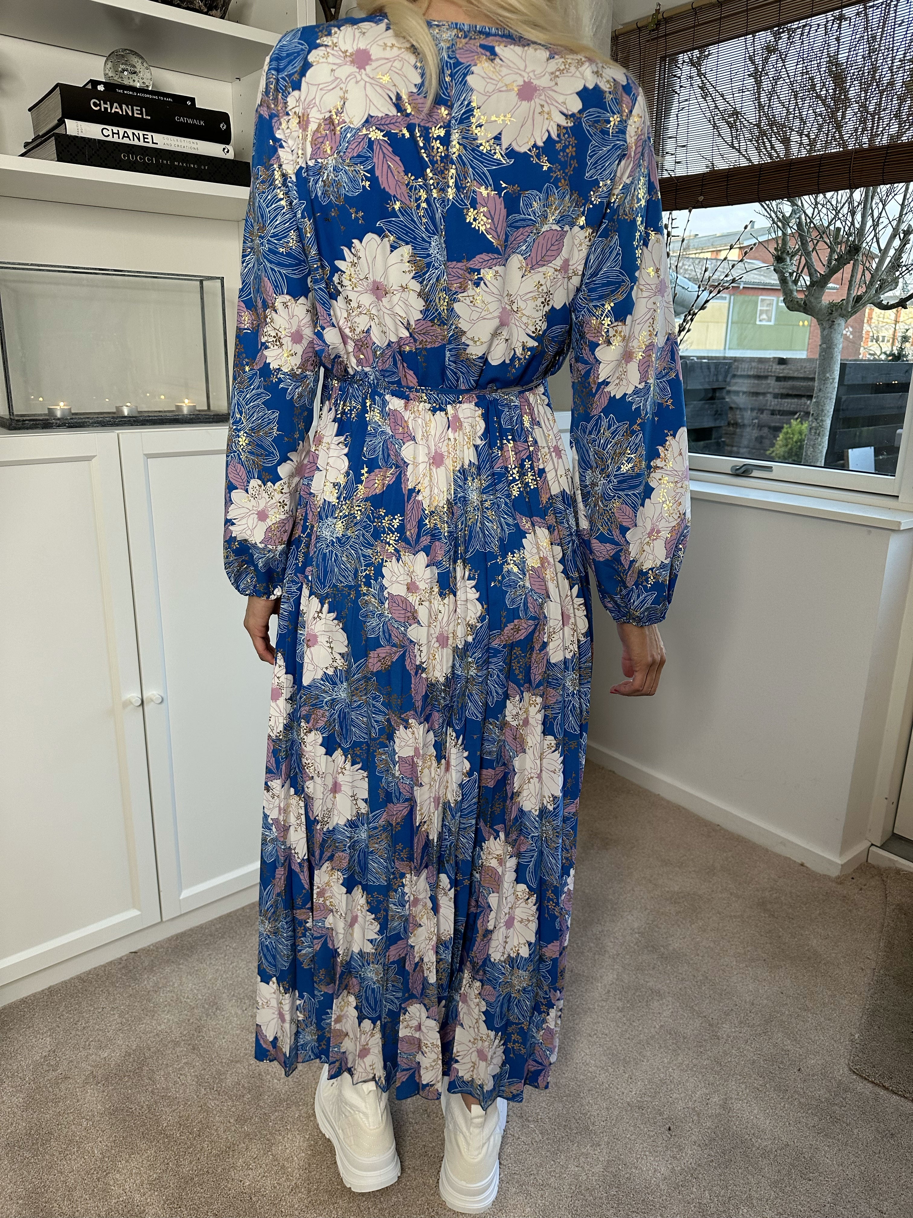 Marinella - Smuk lang kjole med blomstermotiv