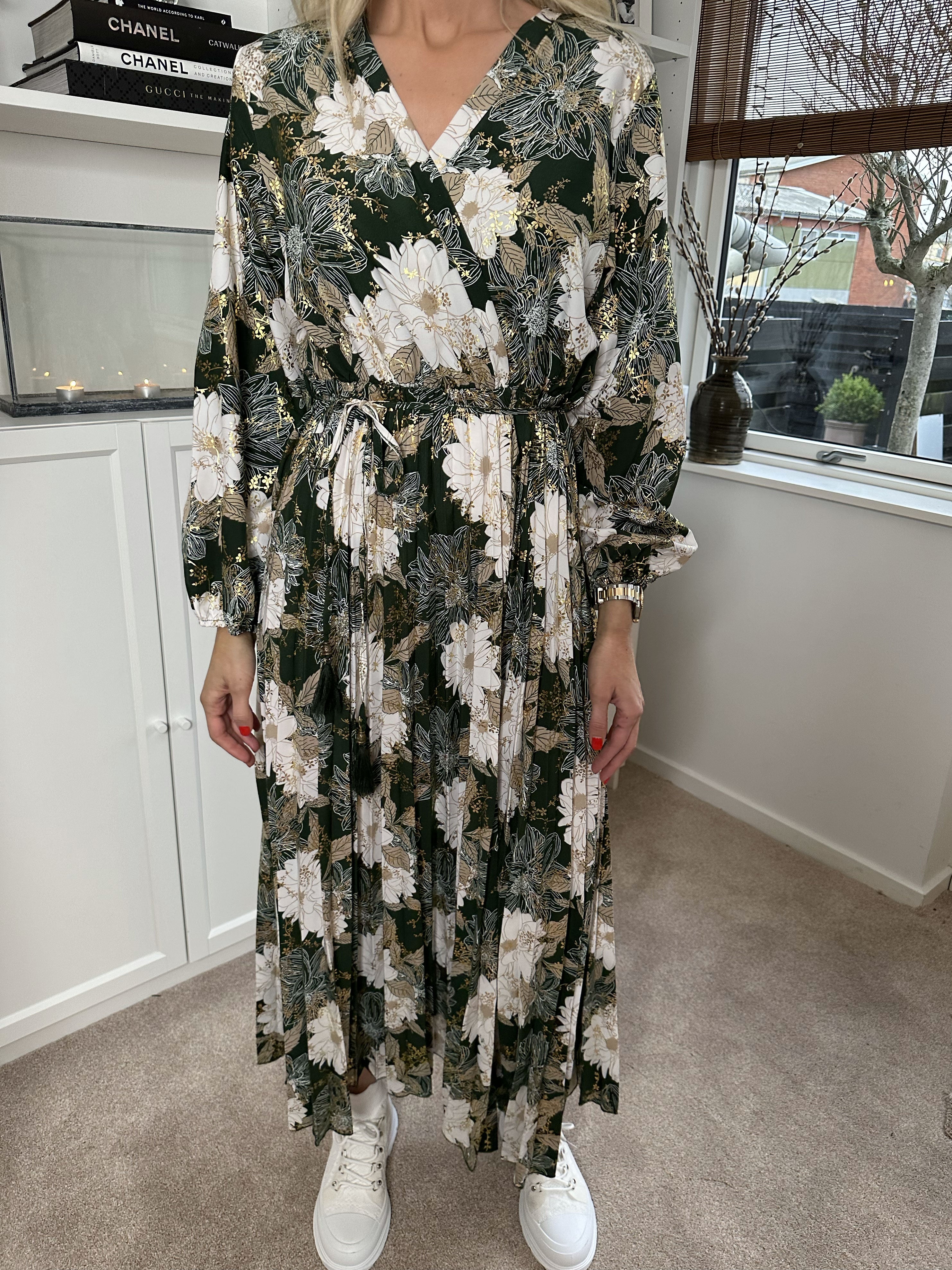 Marinella - Smuk lang kjole med blomstermotiv